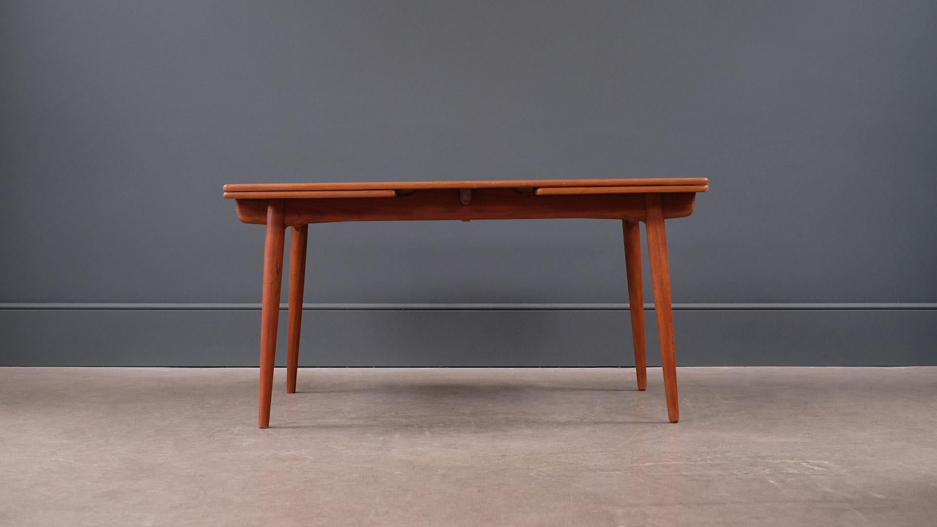 Fantastic AT 312 extending dining table in oak with contrasting teak top designed by Hans Wegner for Andreas Tuck, Denmark. Very beautiful example of this Classic table by Wegner.