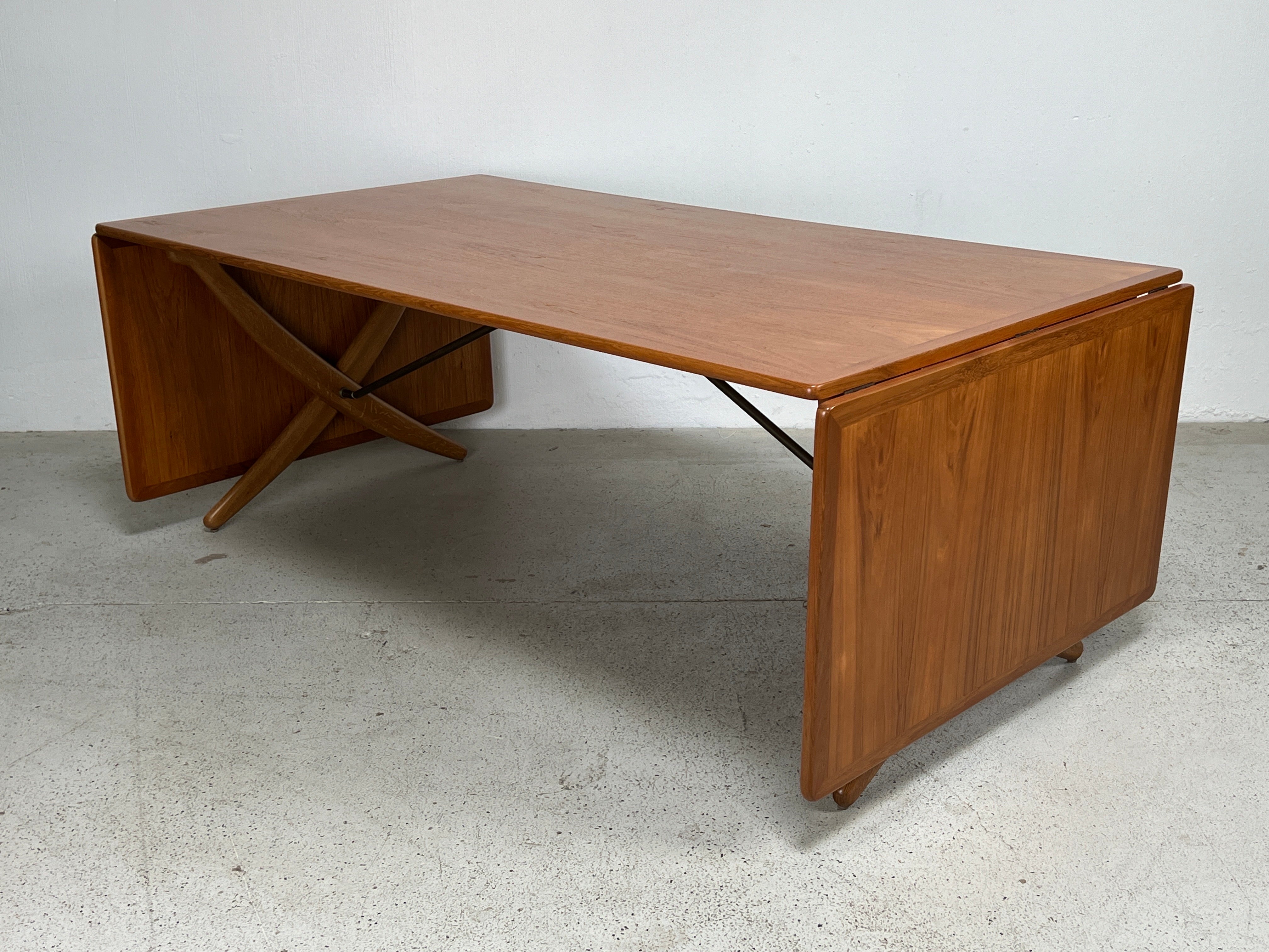 Grande table de salle à manger Hans Wegner AT-314 en teck avec base en chêne et brancards en laiton. 
