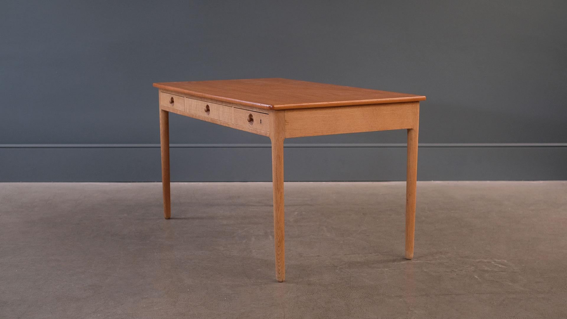 Hans Wegner AT Desk in Oak and Teak In Good Condition In Epperstone, Nottinghamshire