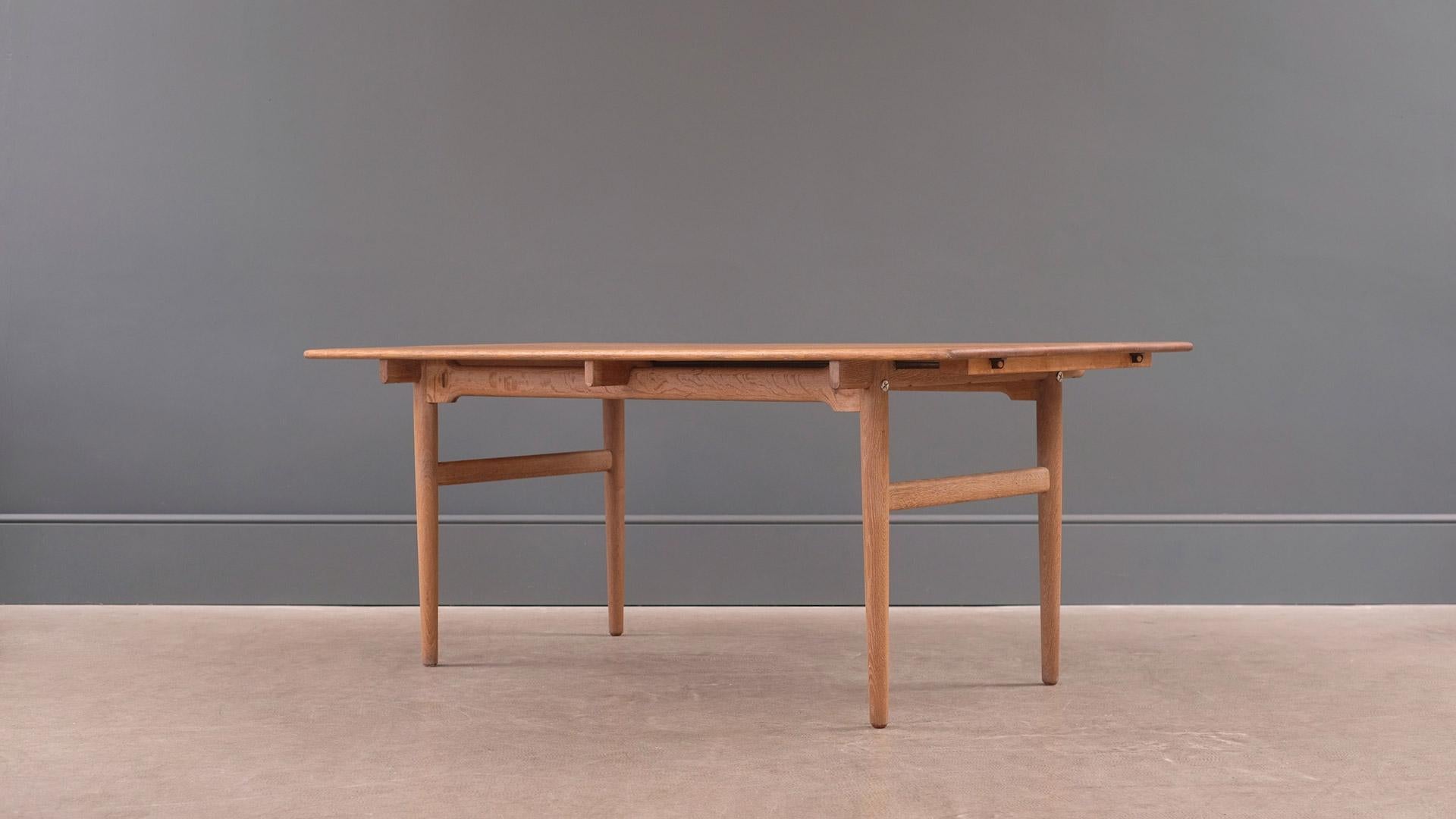 Super rare and beautiful dining table in solid figured oak with one occasional leaf designed by Hans Wegner for cabinetmaker Andreas Tuck, 1950s Denmark. Exceptional example with the most wonderful patina.