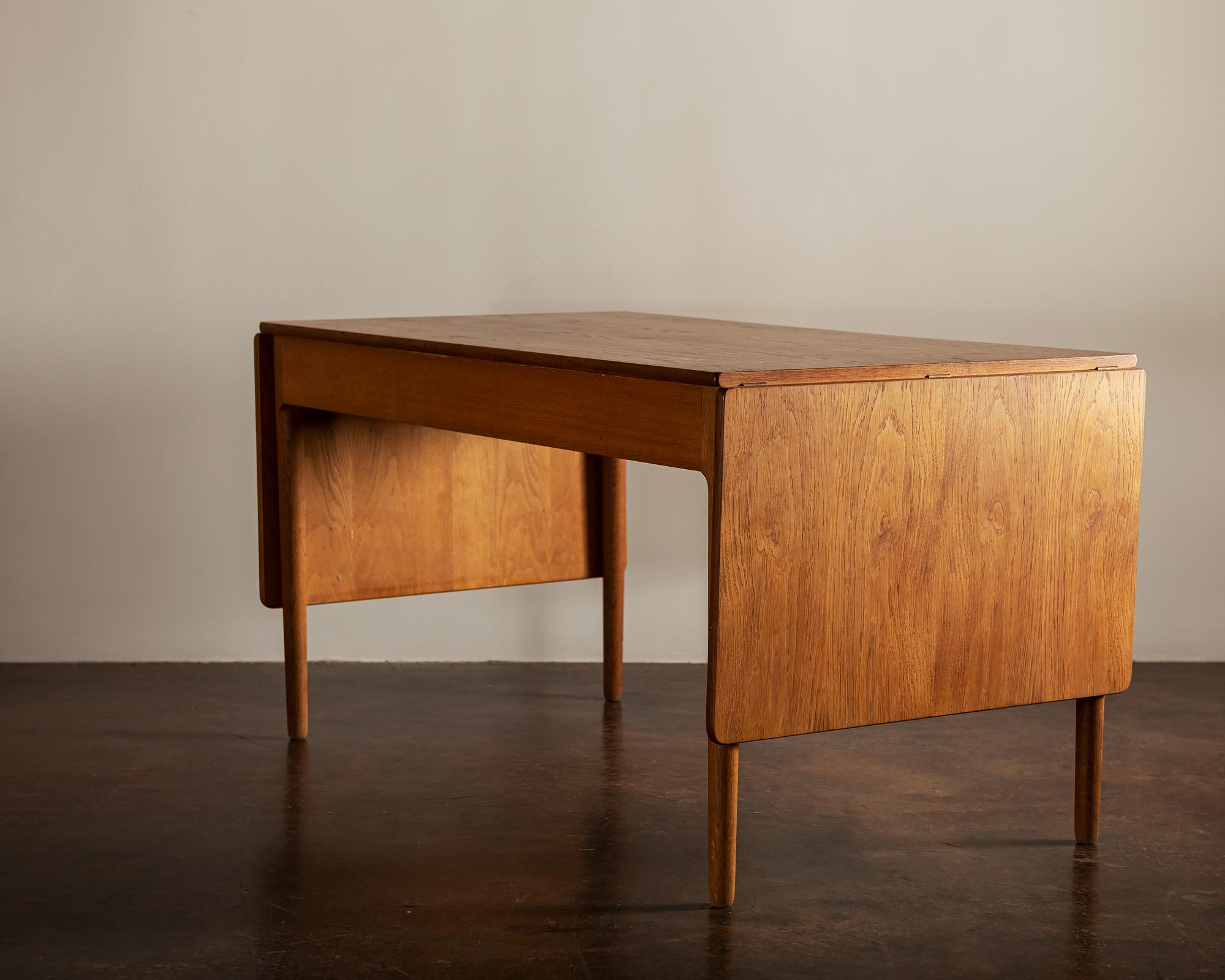 Hans Wegner AT305 Desk for Andreas Tuck, Denmark, 1950s In Good Condition In Sylacauga, AL