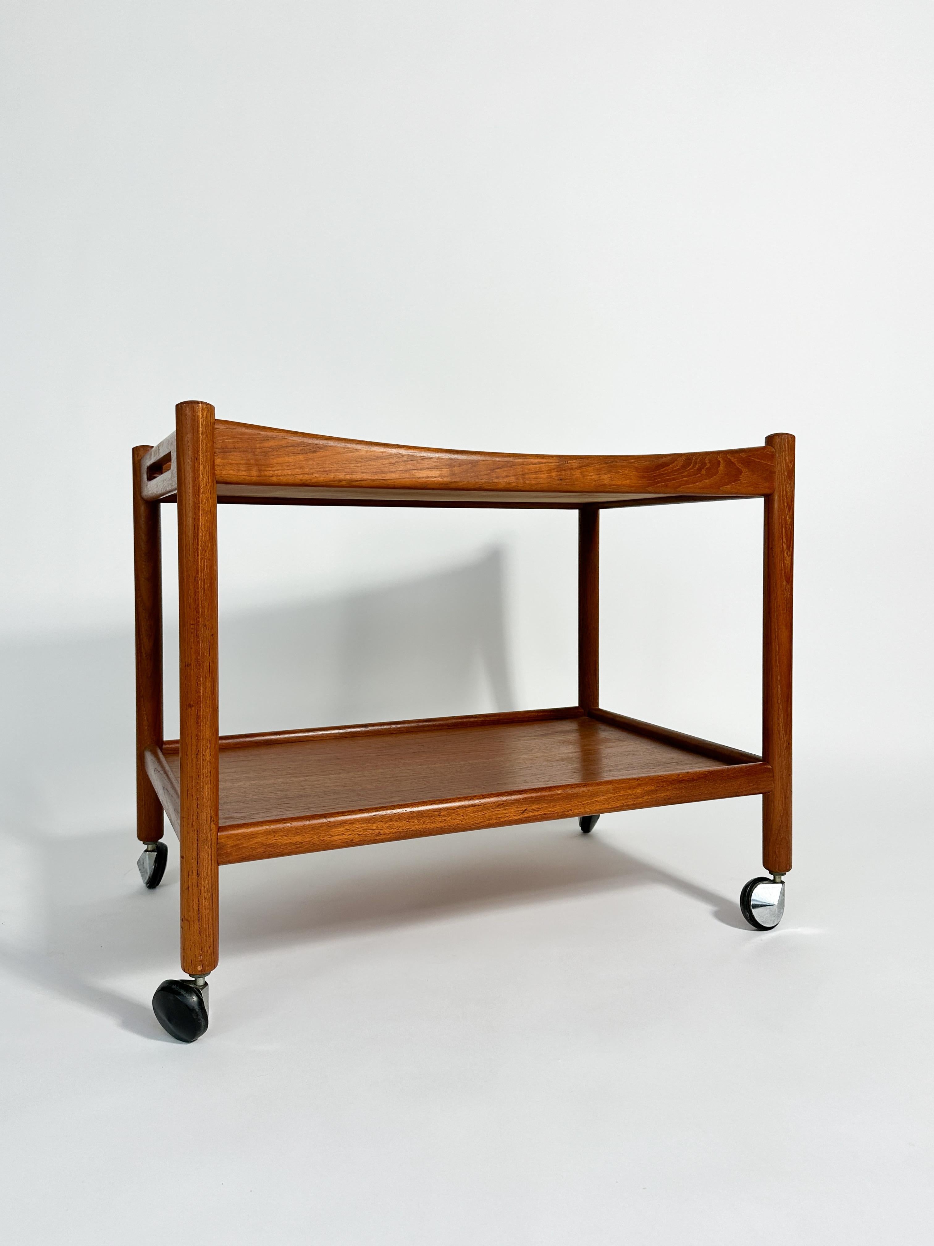 Hans Wegner teak bar cart, model AT-45 for Andreas Tuck, Denmark, 1960s. 

Beautiful cut out handles, stamped below. 

Width: 72 cm
Depth: 48 cm
Height: 60 cm
