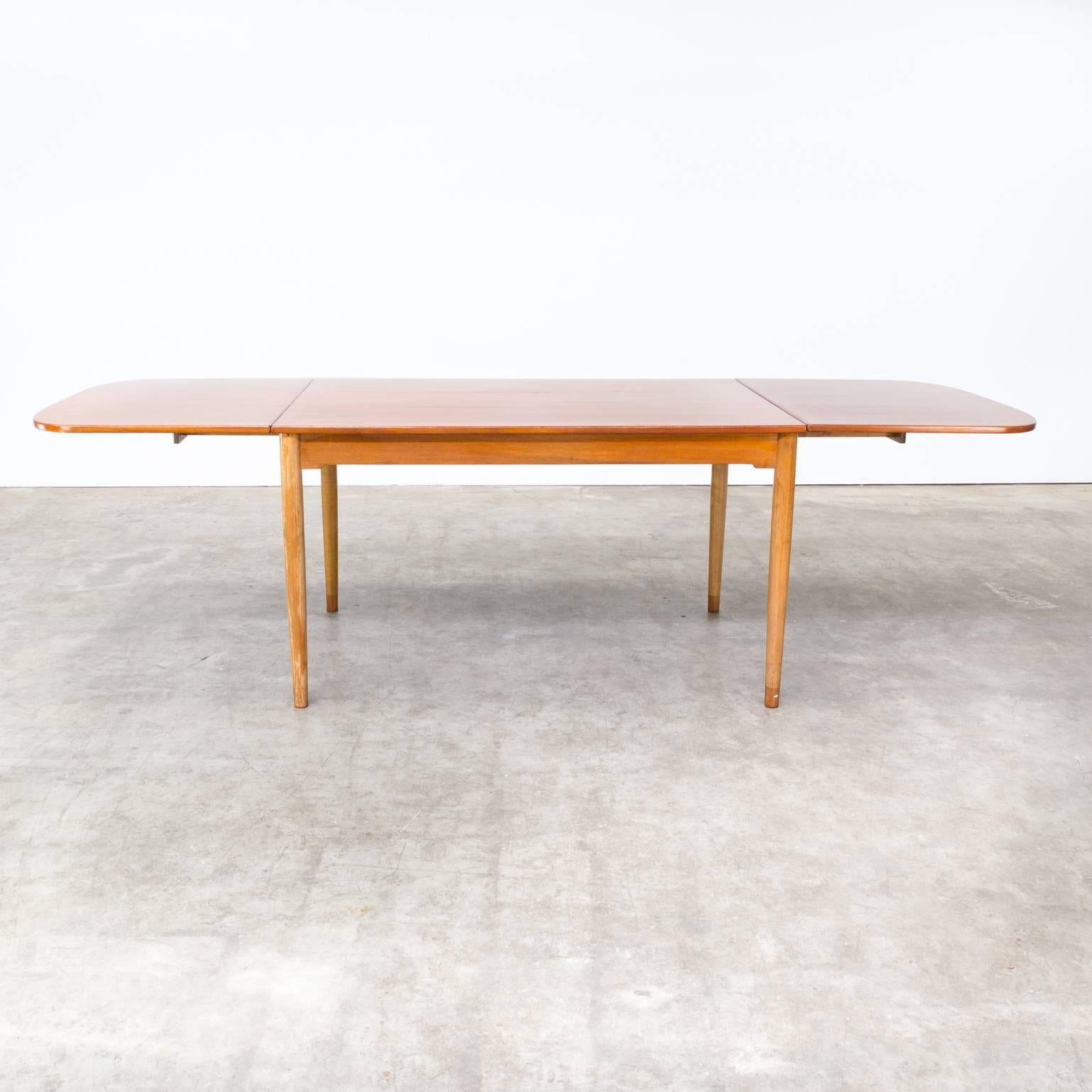 Hans Wegner Beautiful Rare Drop Leaf Dining Table In Excellent Condition For Sale In Amstelveen, Noord