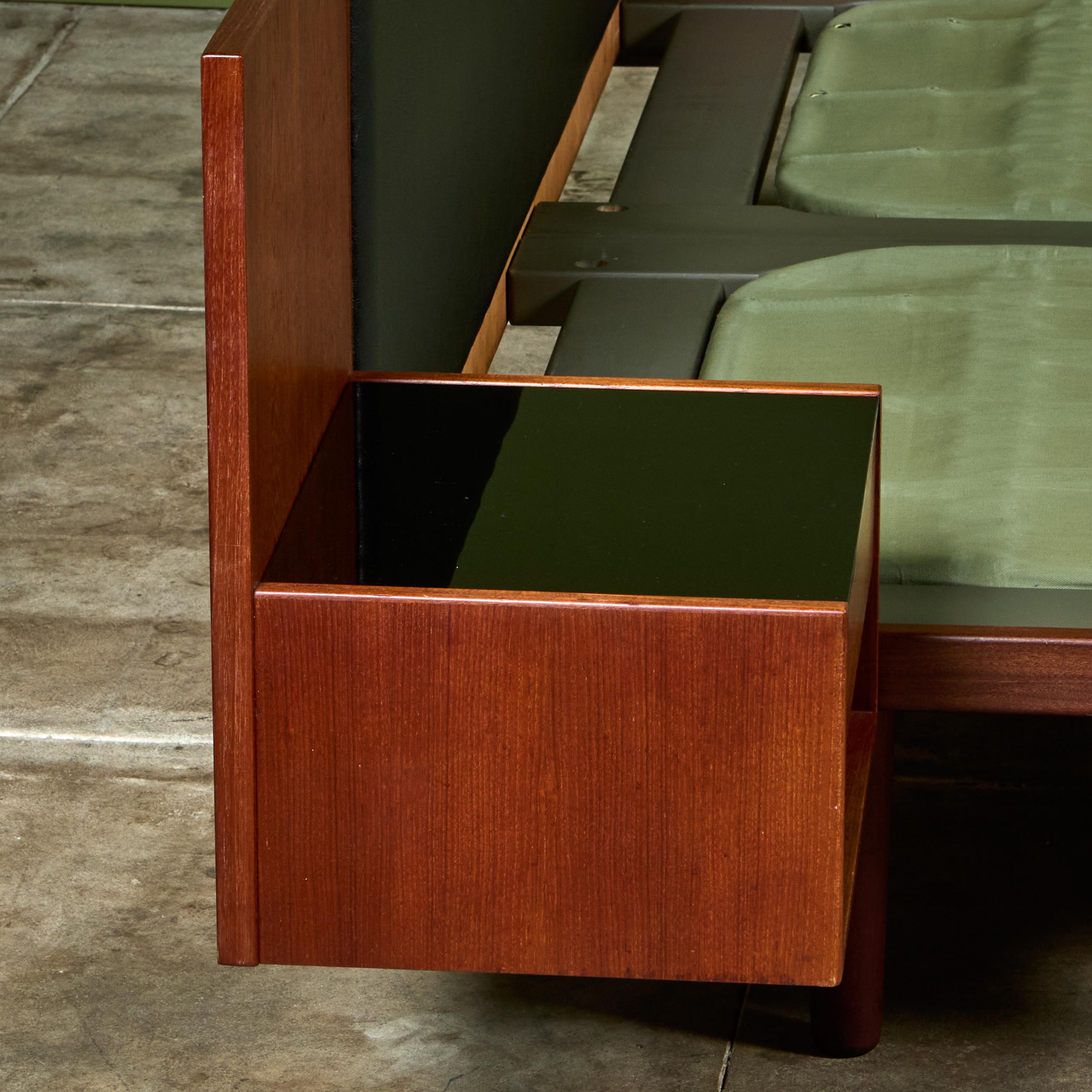 Cadre de lit Hans Wegner avec tables de nuit attenantes pour GETAMA en vente 3