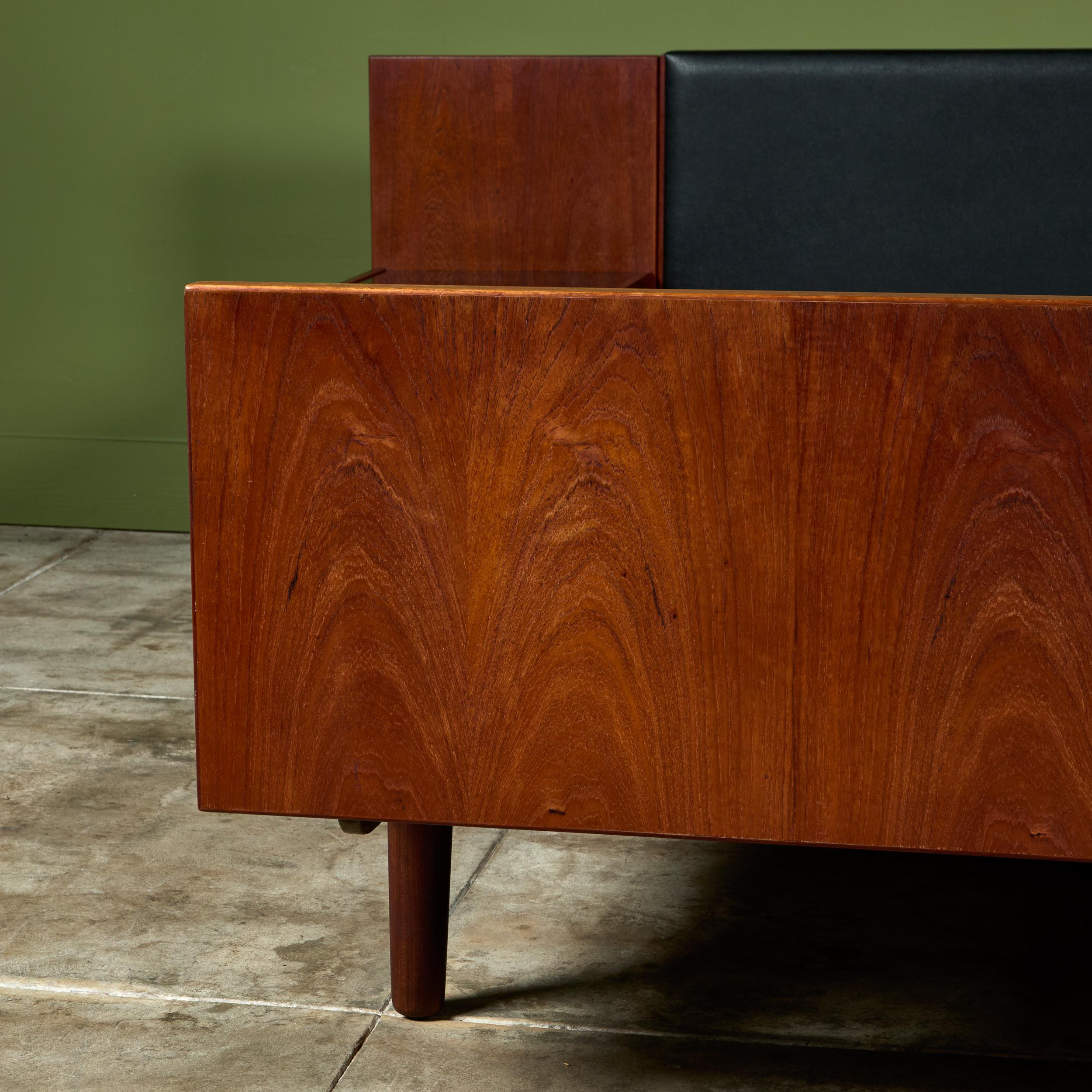 Cadre de lit Hans Wegner avec tables de nuit attenantes pour GETAMA en vente 7