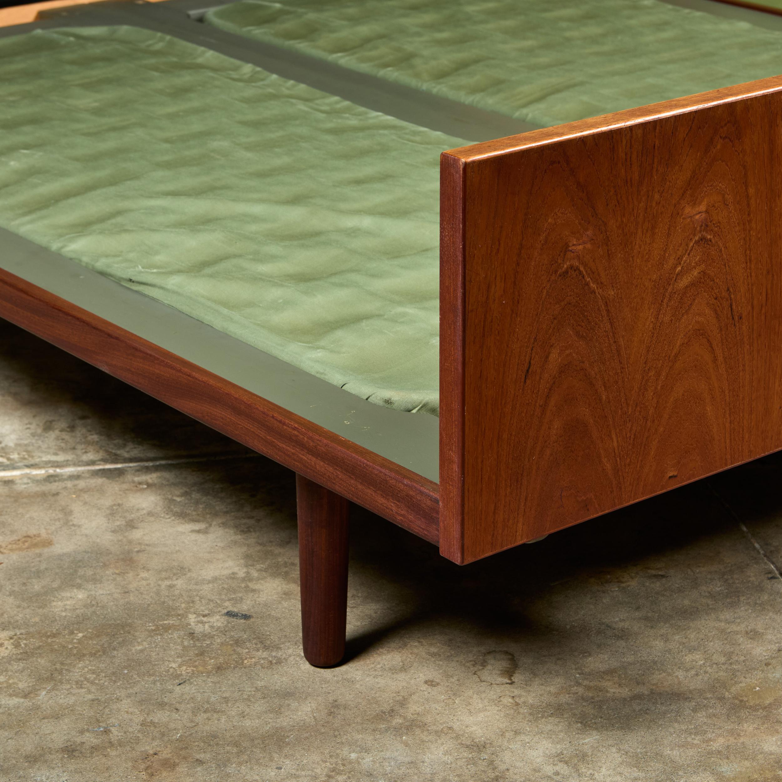 Cadre de lit Hans Wegner avec tables de nuit attenantes pour GETAMA en vente 8