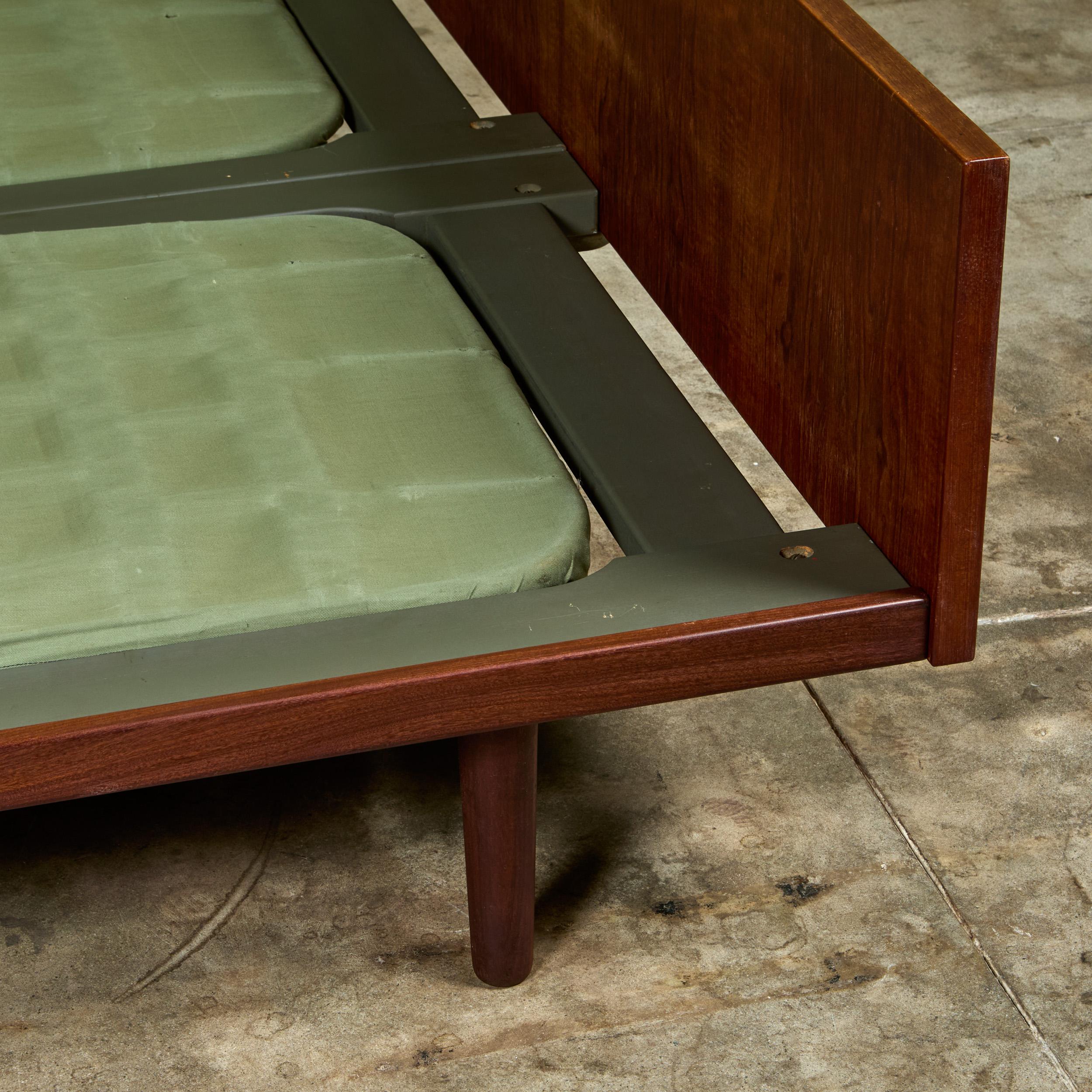 Cadre de lit Hans Wegner avec tables de nuit attenantes pour GETAMA en vente 9