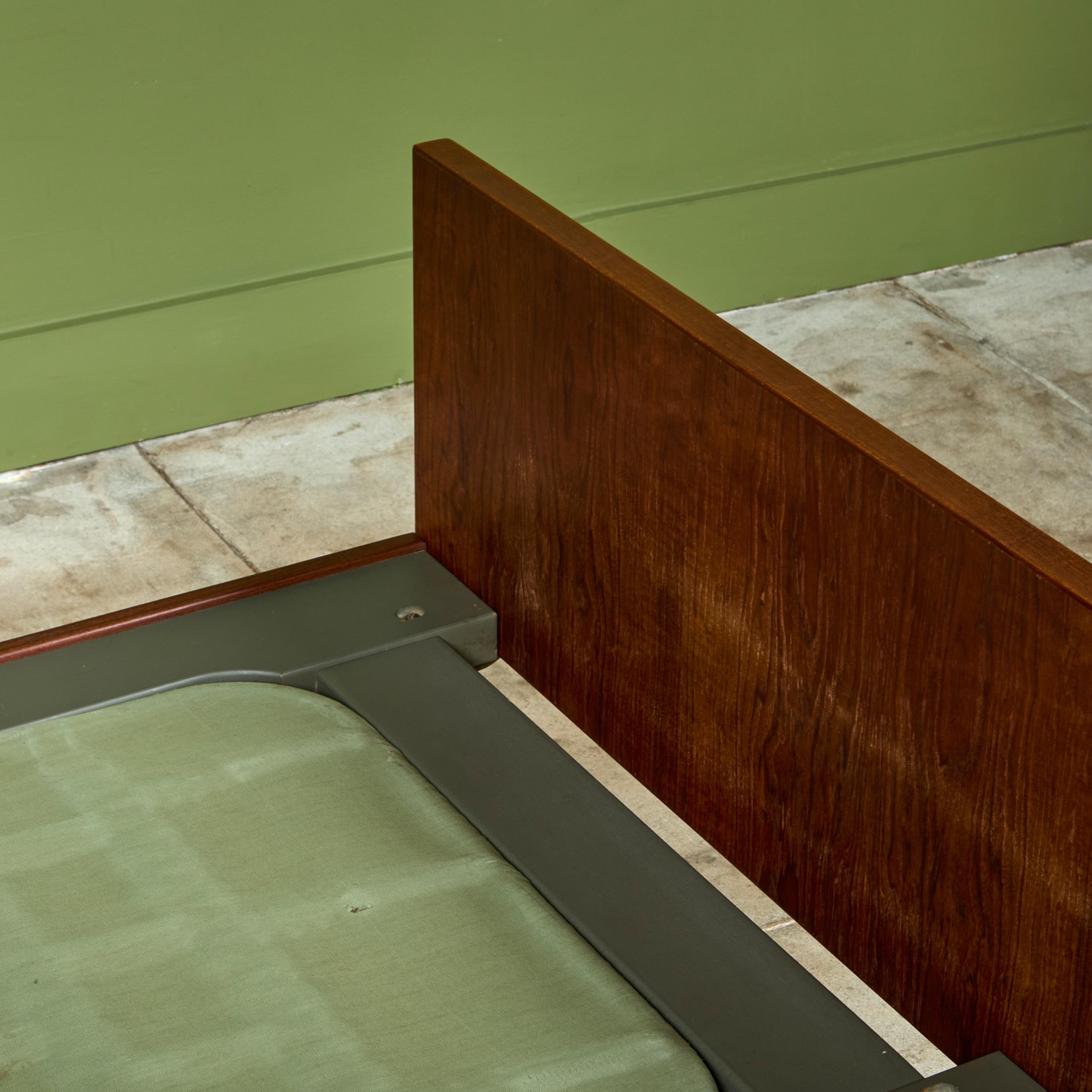 Cadre de lit Hans Wegner avec tables de nuit attenantes pour GETAMA en vente 10