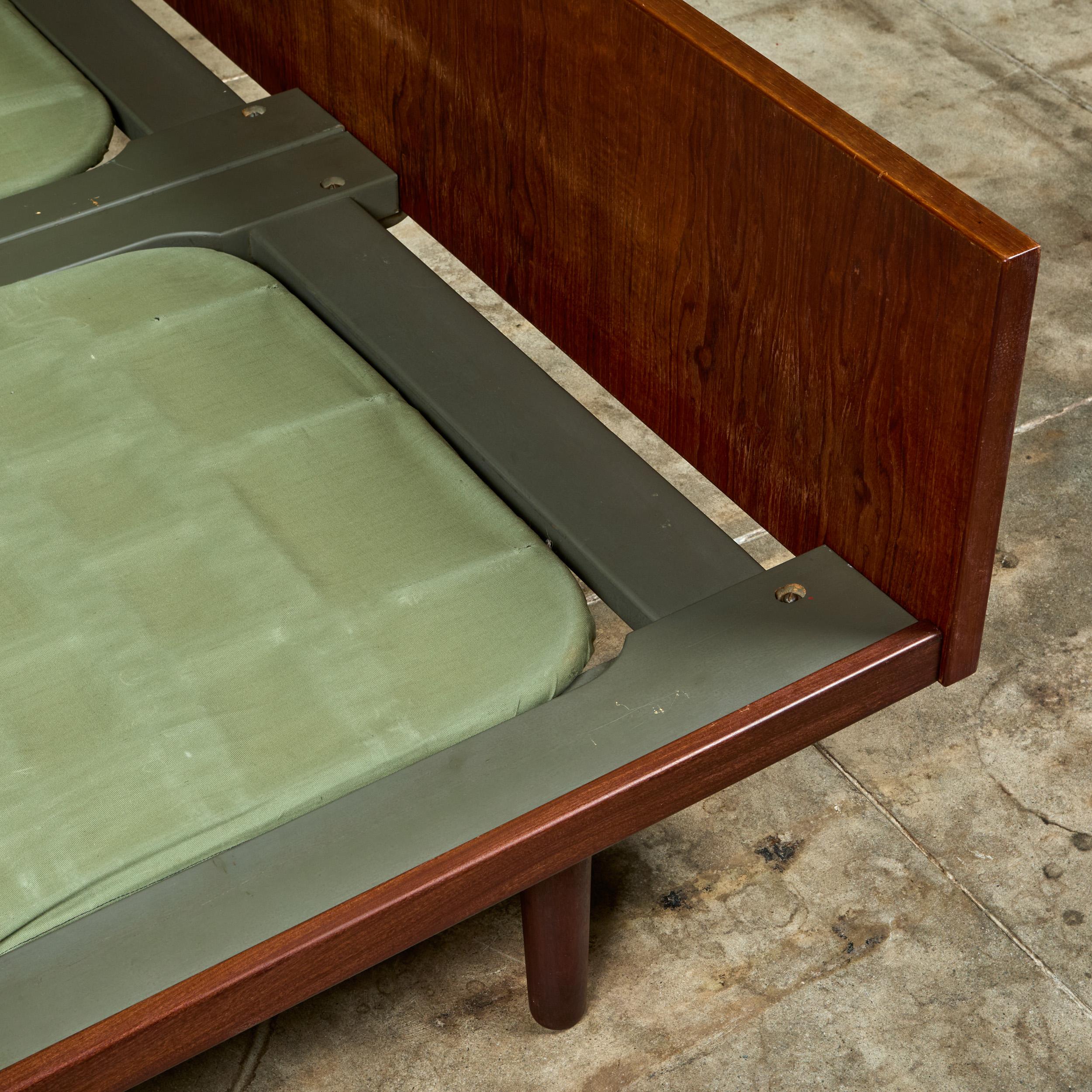 Cadre de lit Hans Wegner avec tables de nuit attenantes pour GETAMA en vente 11