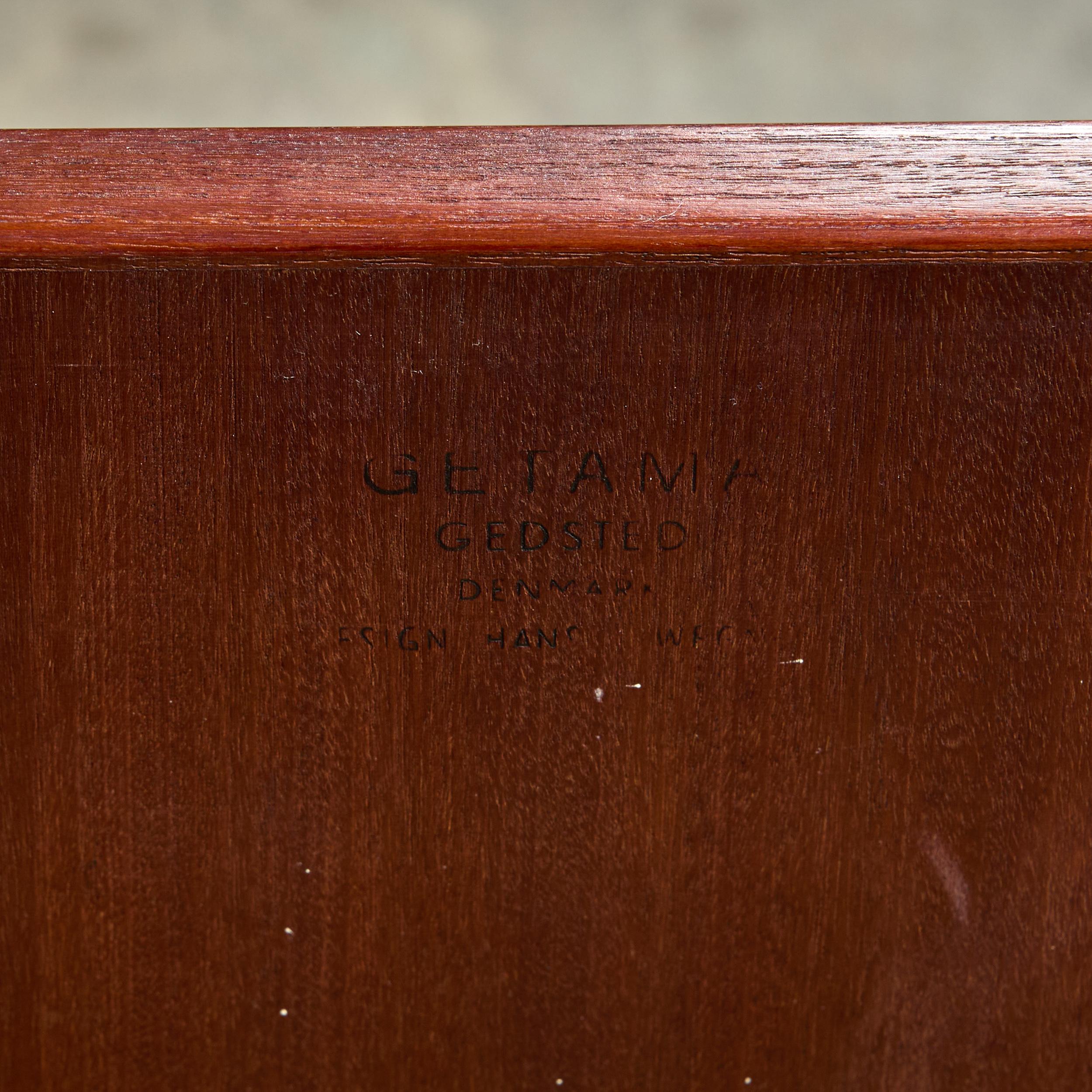 Cadre de lit Hans Wegner avec tables de nuit attenantes pour GETAMA en vente 12