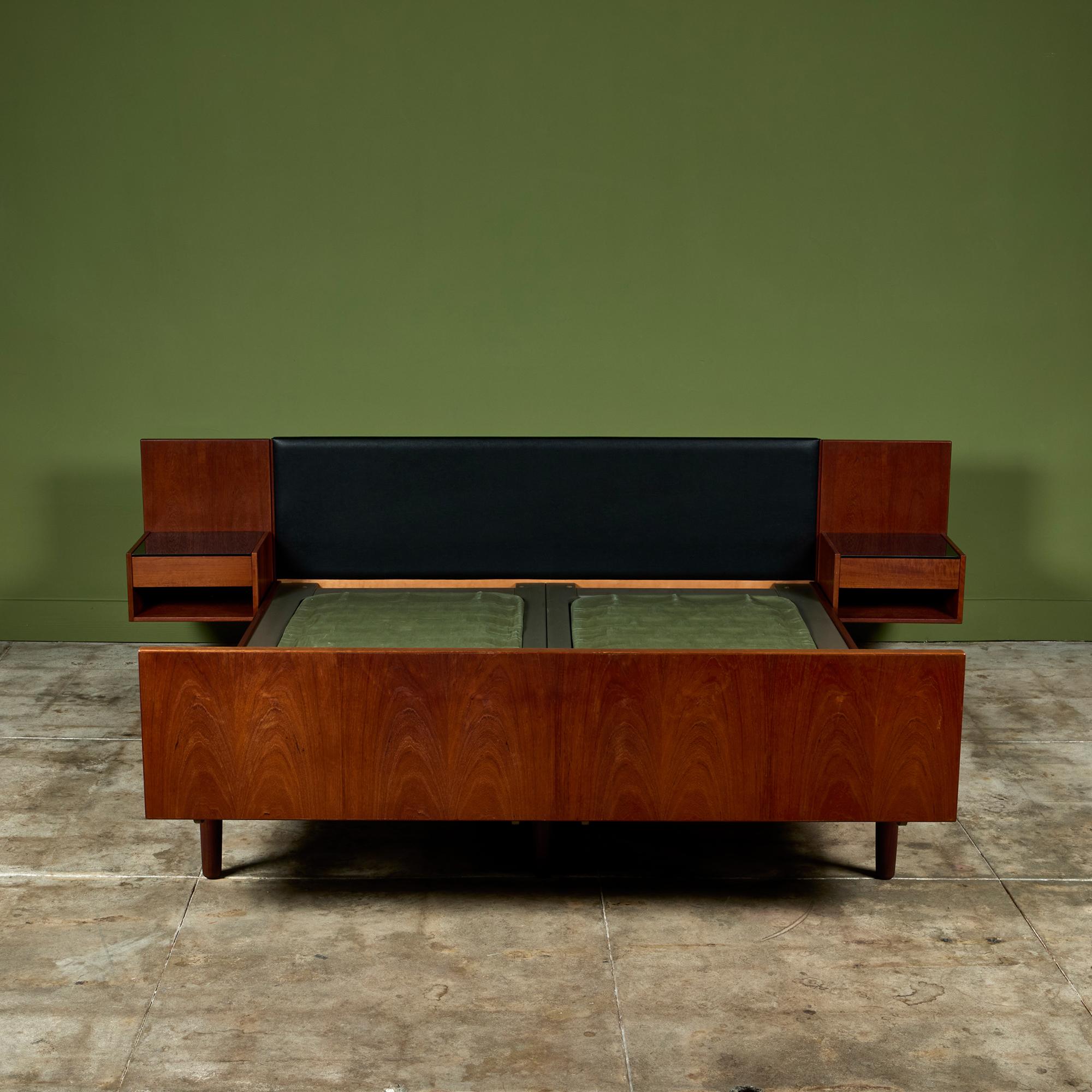 Scandinave moderne Cadre de lit Hans Wegner avec tables de nuit attenantes pour GETAMA en vente