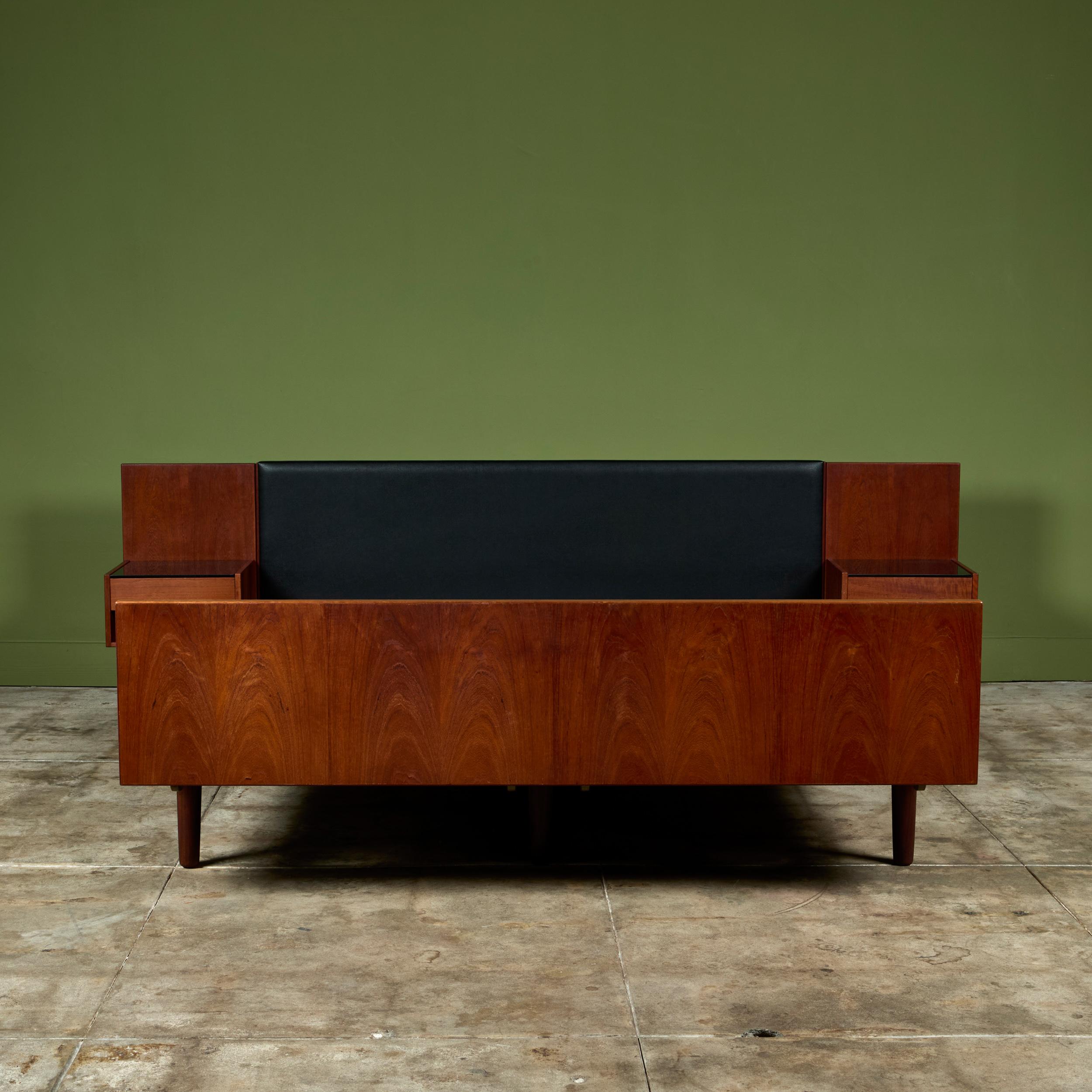 Danois Cadre de lit Hans Wegner avec tables de nuit attenantes pour GETAMA en vente