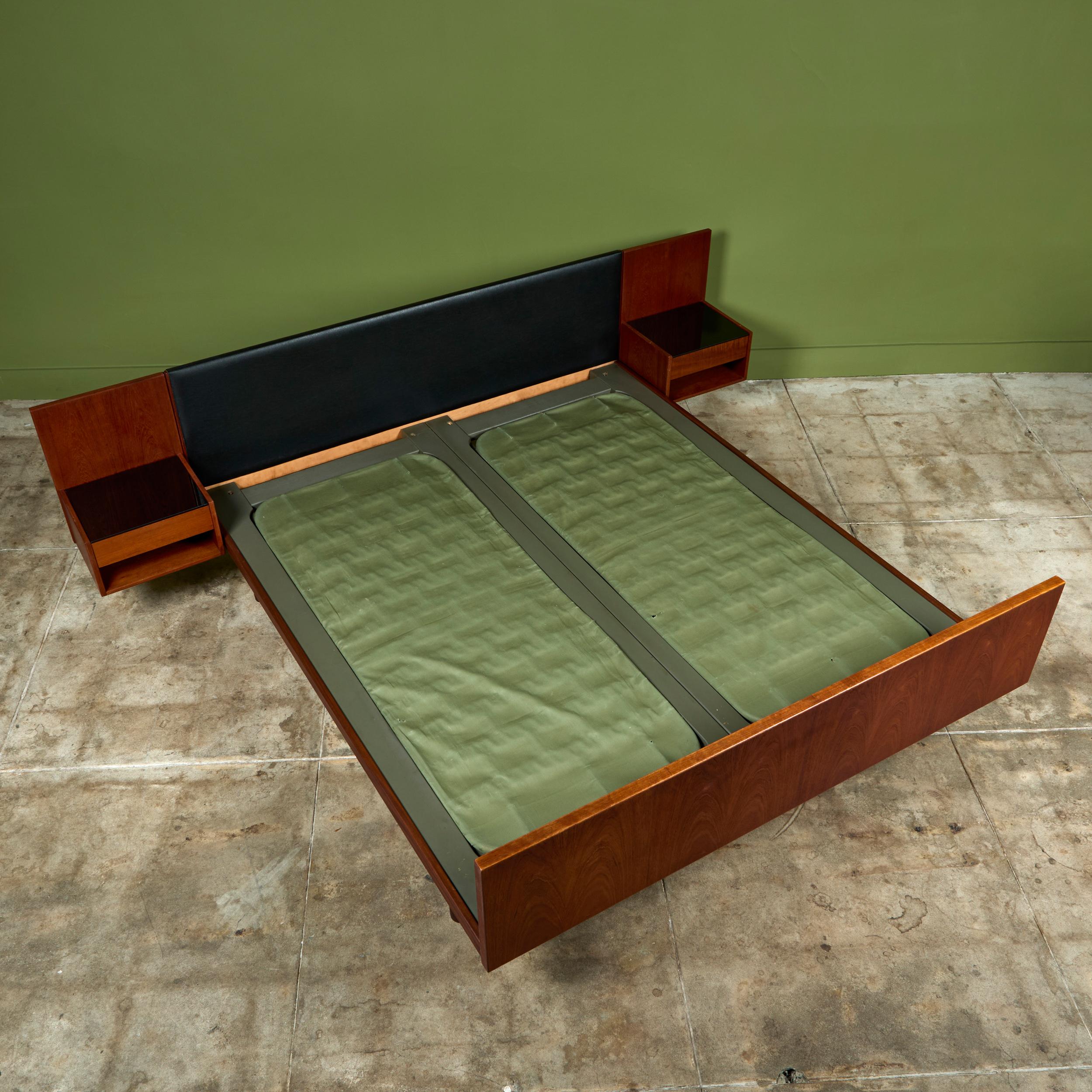 Milieu du XXe siècle Cadre de lit Hans Wegner avec tables de nuit attenantes pour GETAMA en vente