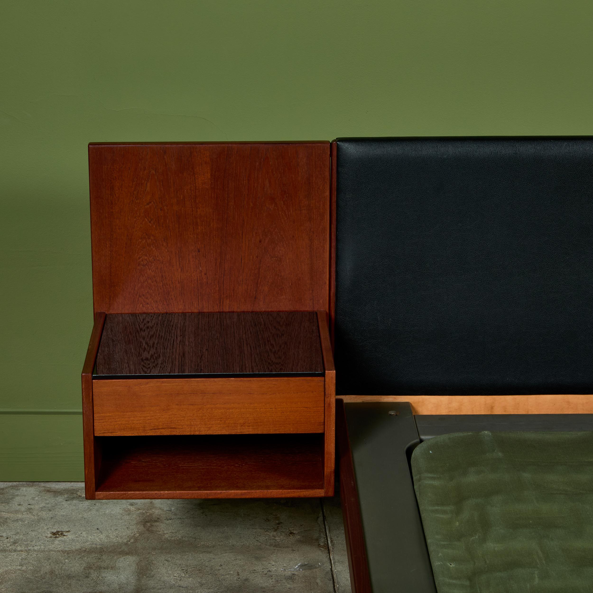 Naugahyde Cadre de lit Hans Wegner avec tables de nuit attenantes pour GETAMA en vente