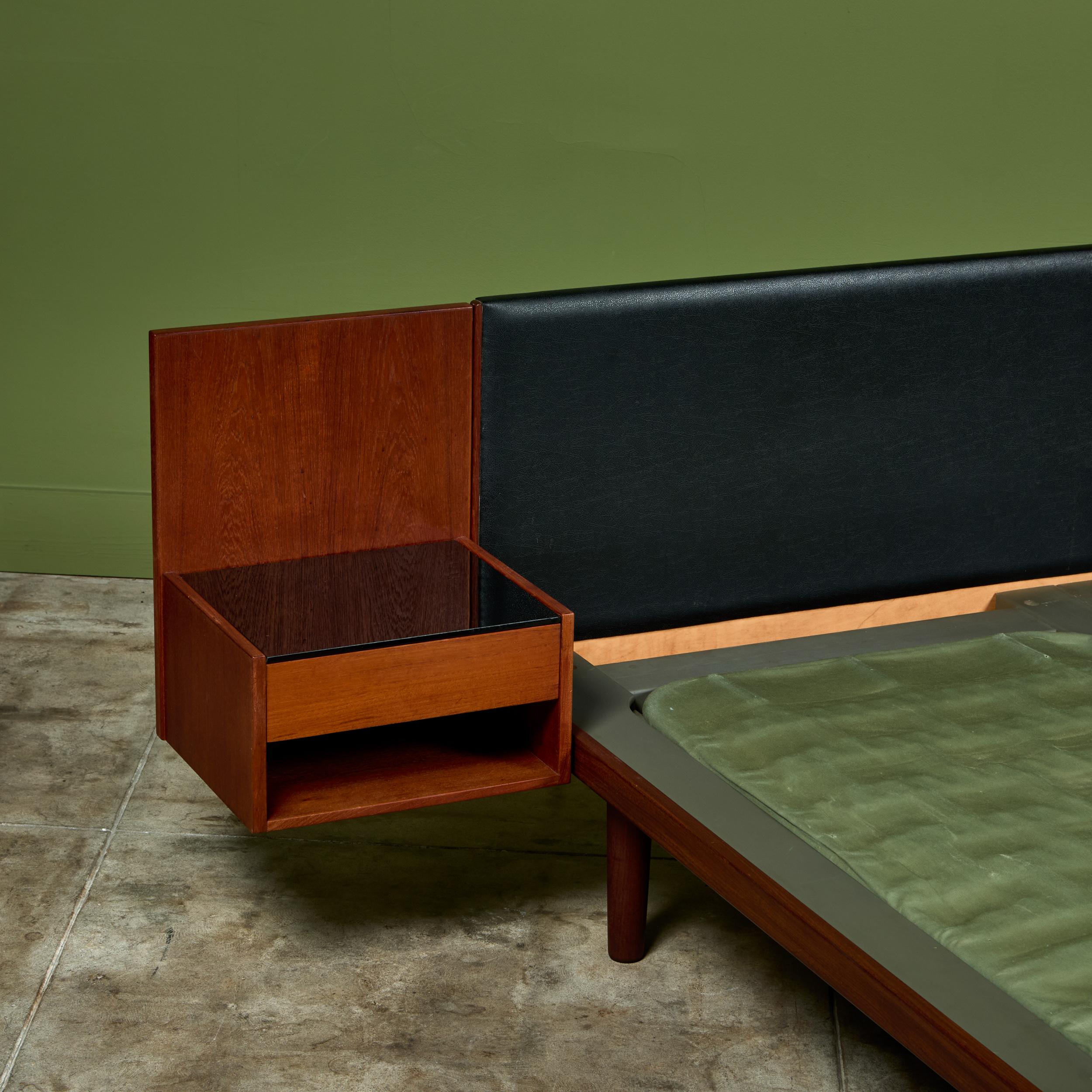 Cadre de lit Hans Wegner avec tables de nuit attenantes pour GETAMA en vente 1