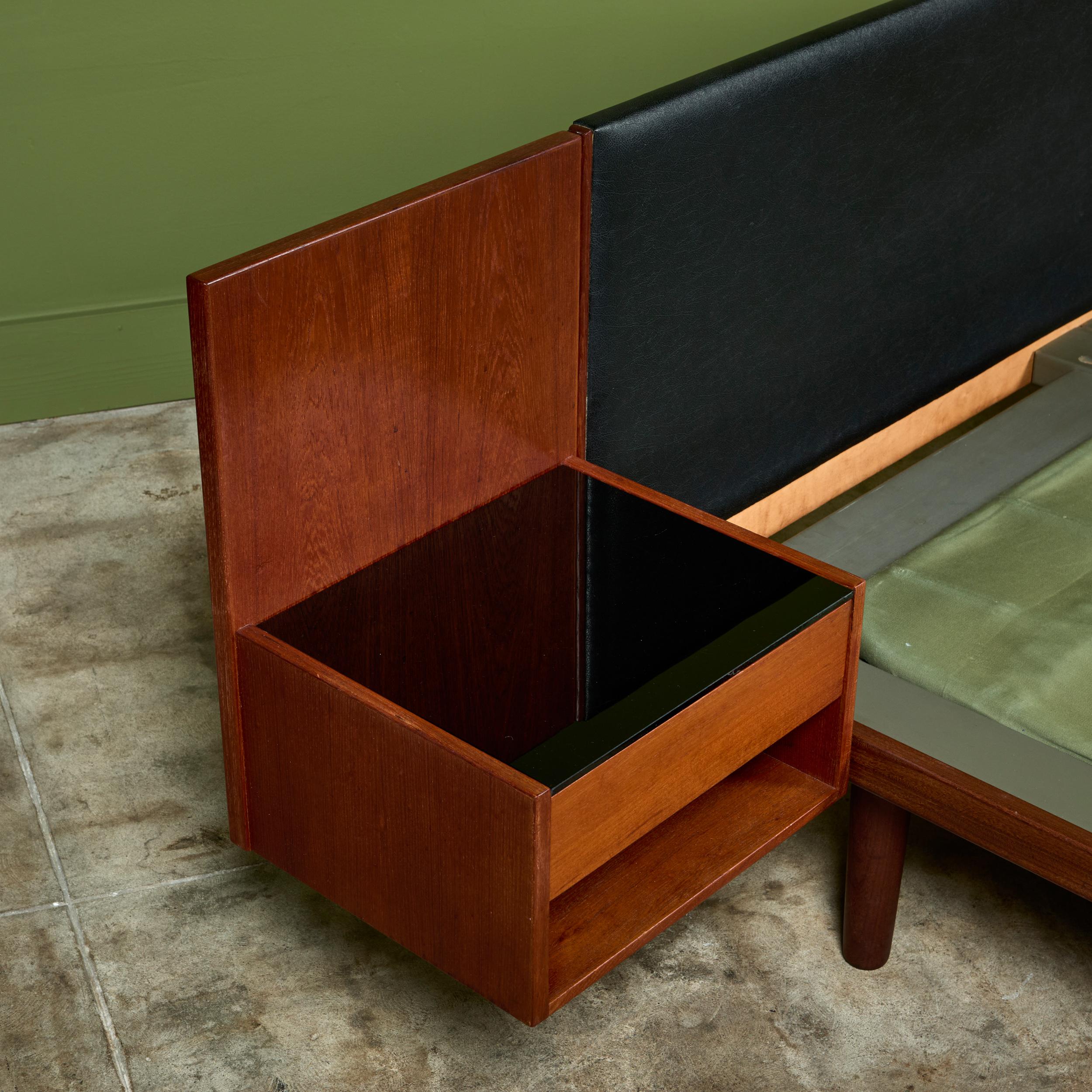 Cadre de lit Hans Wegner avec tables de nuit attenantes pour GETAMA en vente 2