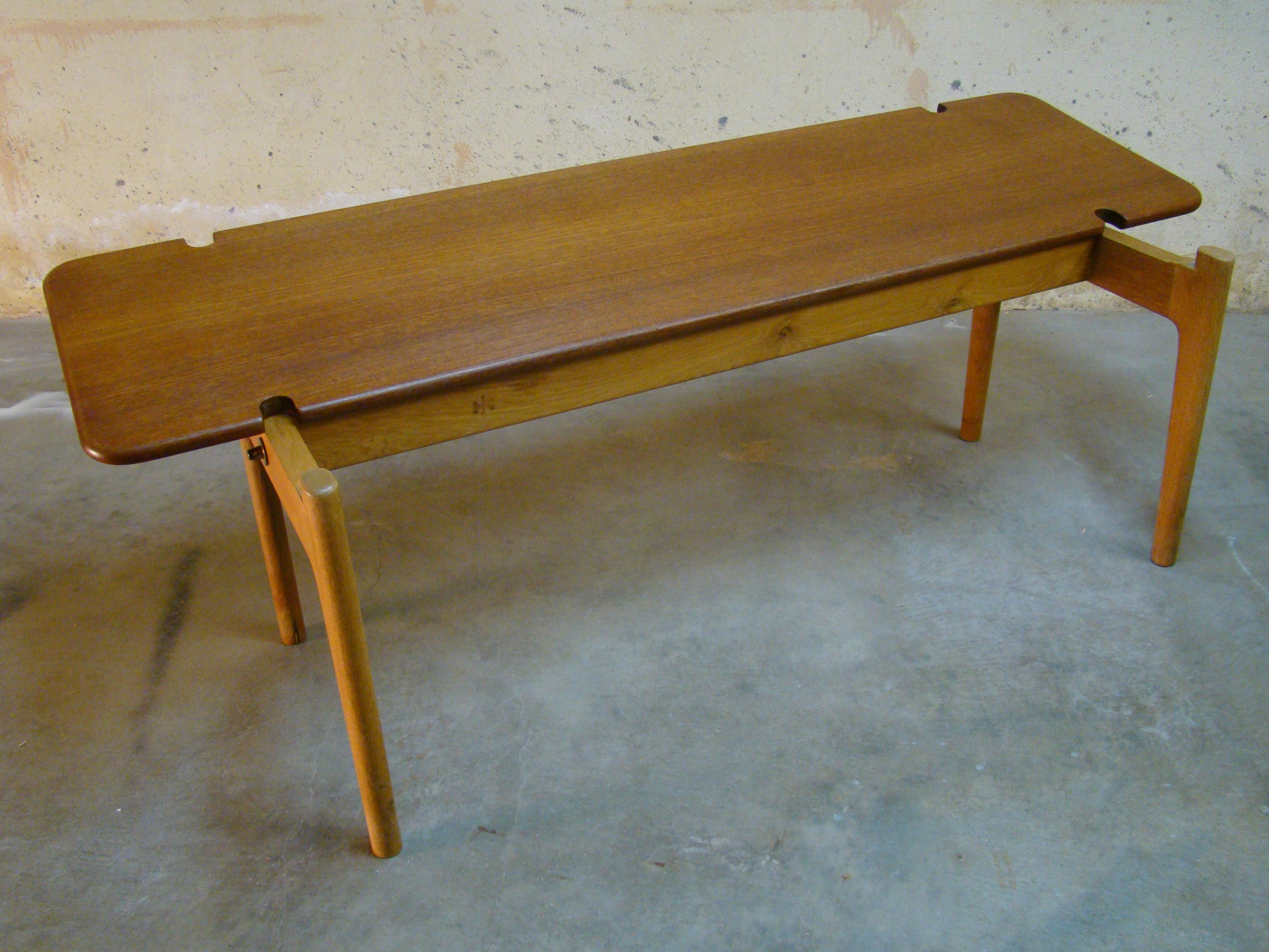 Original Hans Wegner reversible, flip-top bench coffee table, circa 1950s, with a golden quarter sawn oak leg assembly and warm teak 