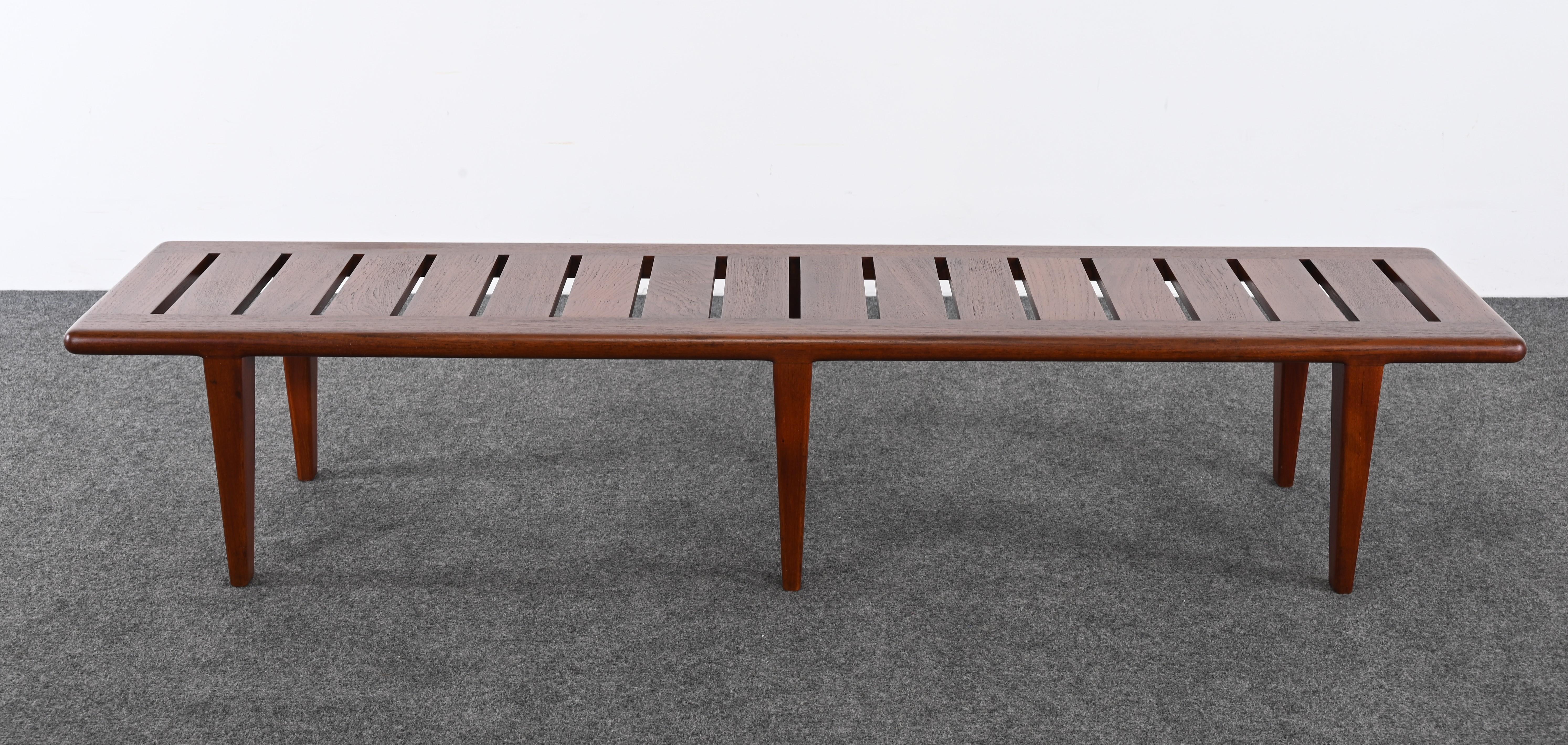 Una bella panca a doghe in teak massiccio di The Modern Scandinavian Modern disegnata da Hans J. Wegner per Johannes Hansen. Questa bellissima panca è iconica e viene vista nelle riviste di design e su Instagram in molti interni. Si abbina