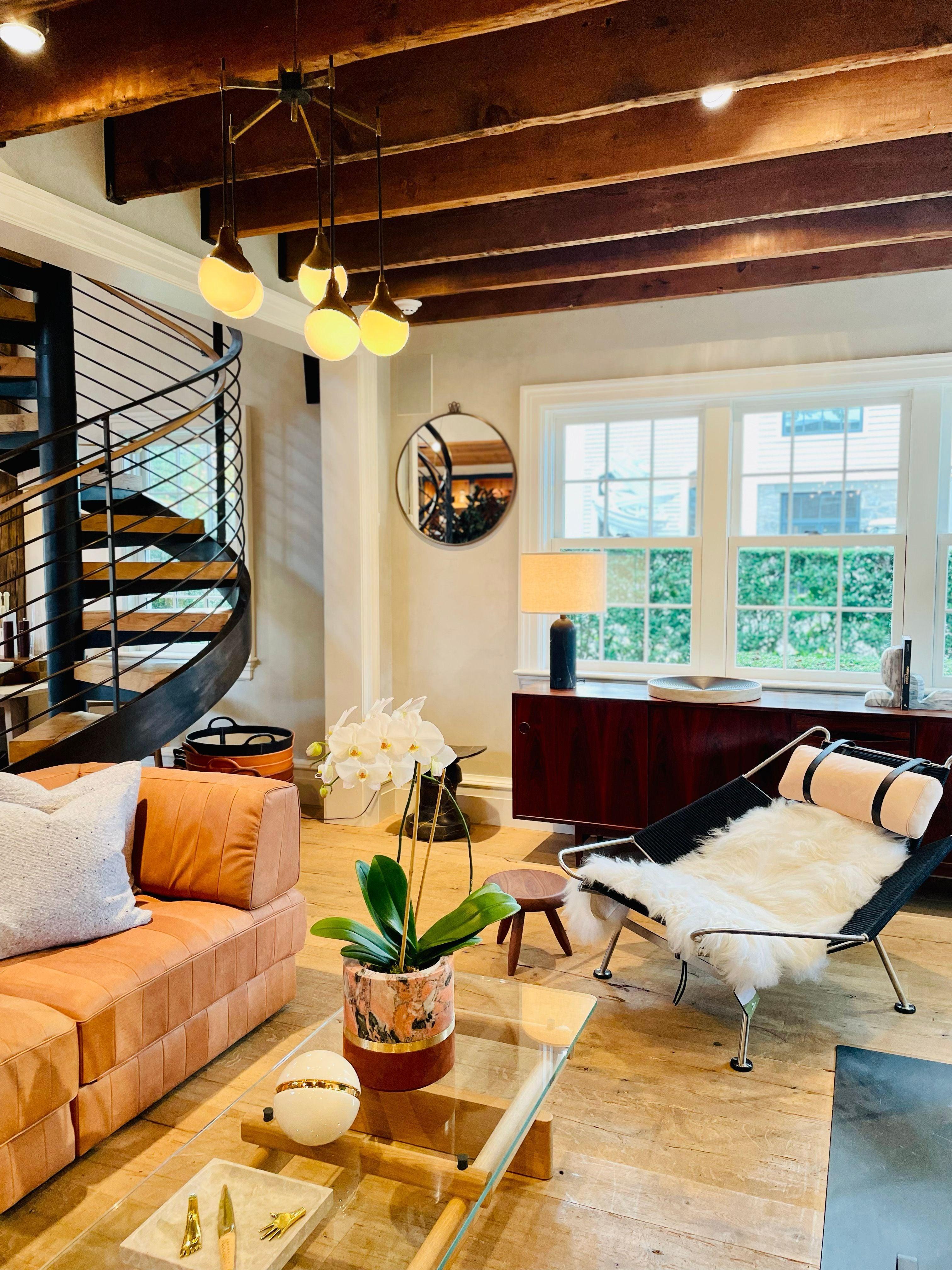 Der Hans Wegner Black Flag Halyard Chair PP225 von PP Mobler ist ein ikonischer Ausdruck des Mid-Century-Designs, gefertigt aus hochwertigen Materialien für den täglichen Gebrauch. Die Rückenlehne bietet einen angenehmen Komfort und Stabilität,