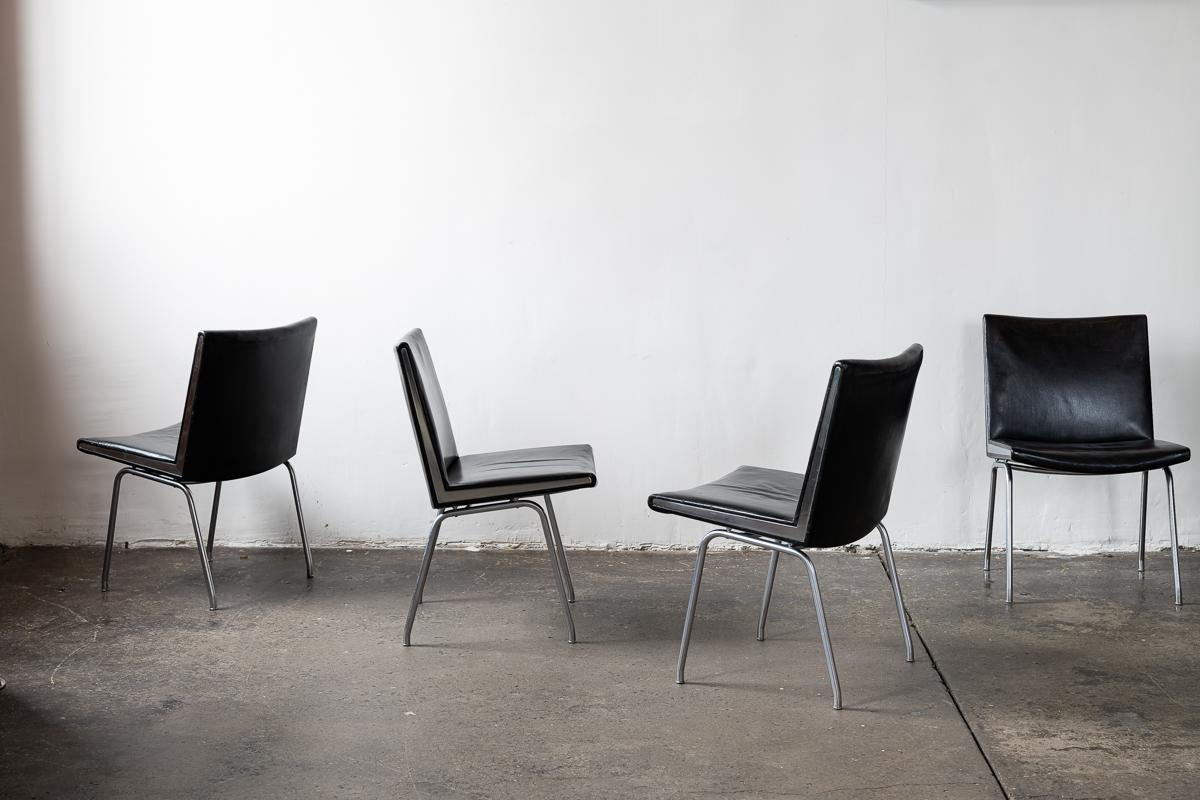 Hans Wegner black leather and chrome airport chairs (CH401 Kastrup Chair), set of 6
Made for Copenhagen Airport in 1958 by Danish designer Hans J. Wegner as part of the 