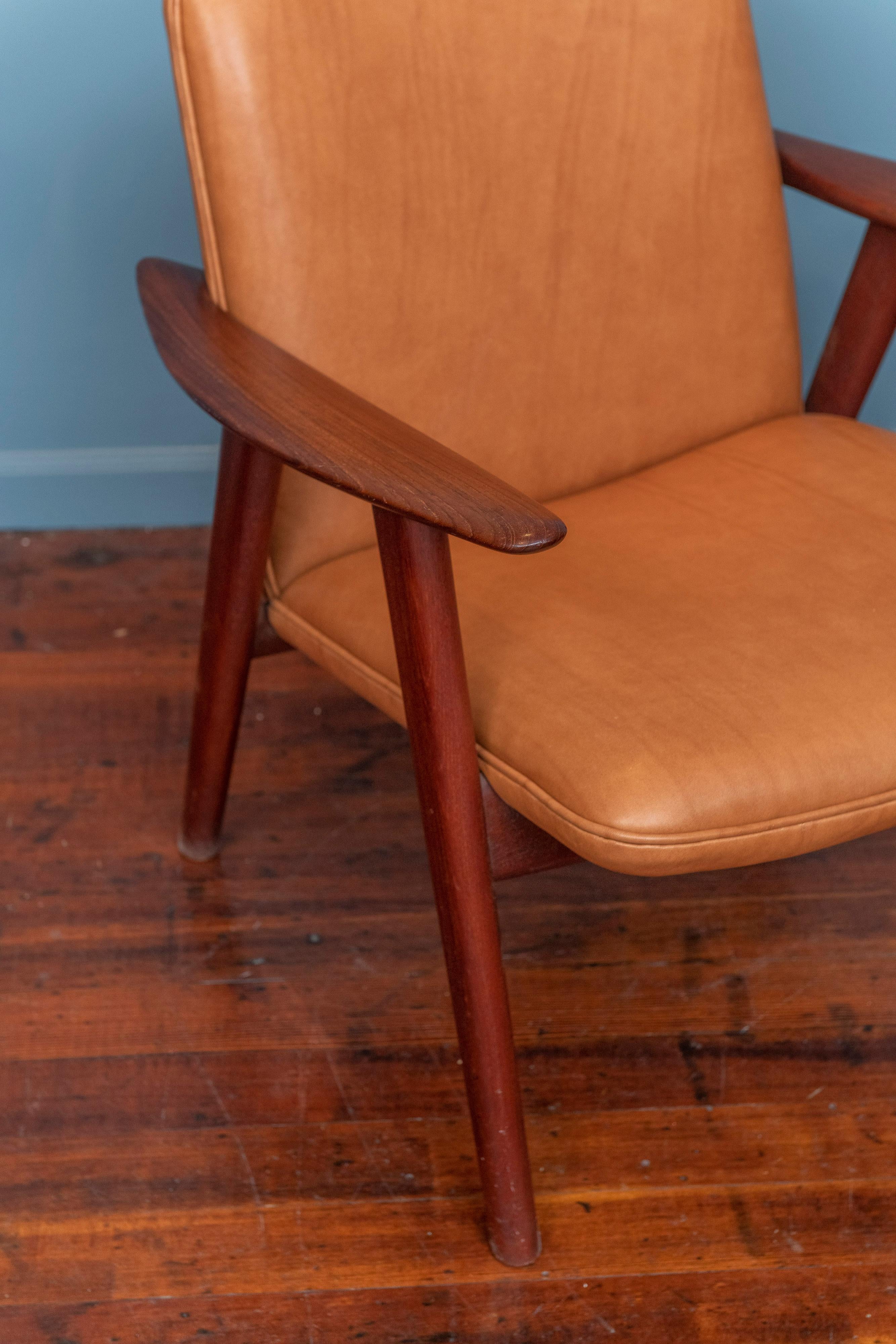 Chaise longue Hans J. Wegner, modèle JH517 pour Johannes Hansen. Rare modèle de chaise du maître en teck huilé d'origine et nouvellement recouverte d'un cuir cognac, estampillé. Prêt à être installé et apprécié.