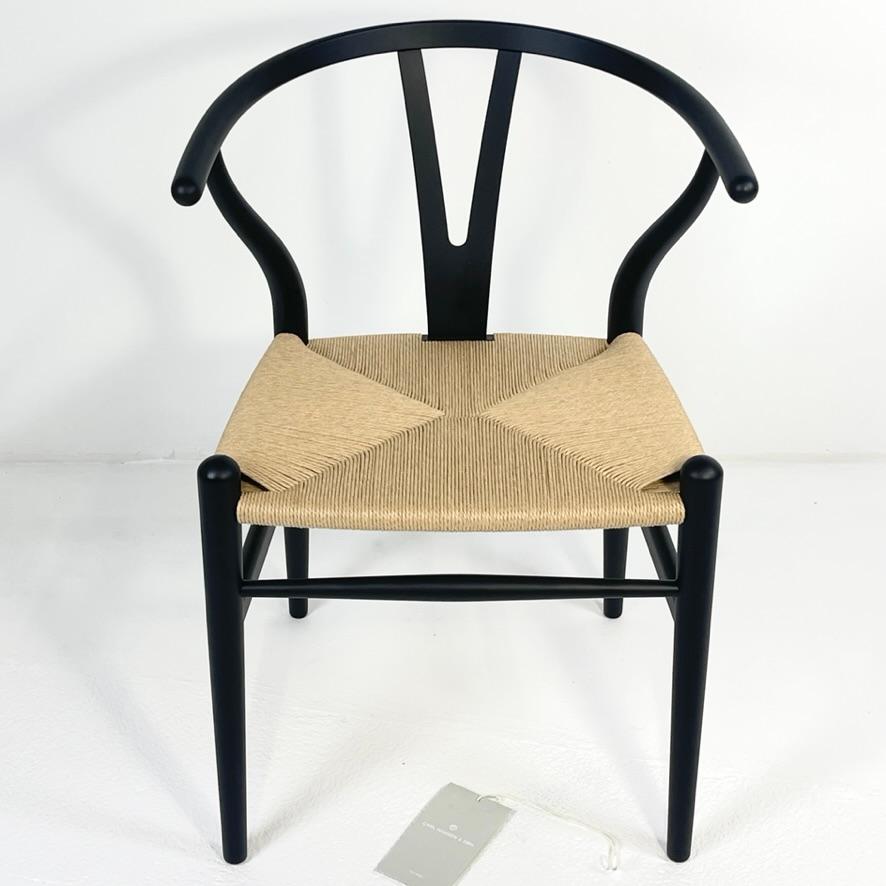 Dies ist eine einzelne schwarz fertig Esche Hans Wegner Y Stuhl (wishbone Stuhl), dass erstaunliche und robuste gewebte Papierkordel Sitz verfügt. Das Etikett am Stuhl ist noch vorhanden. 

Der Wegner Wishbone Chair, oder 