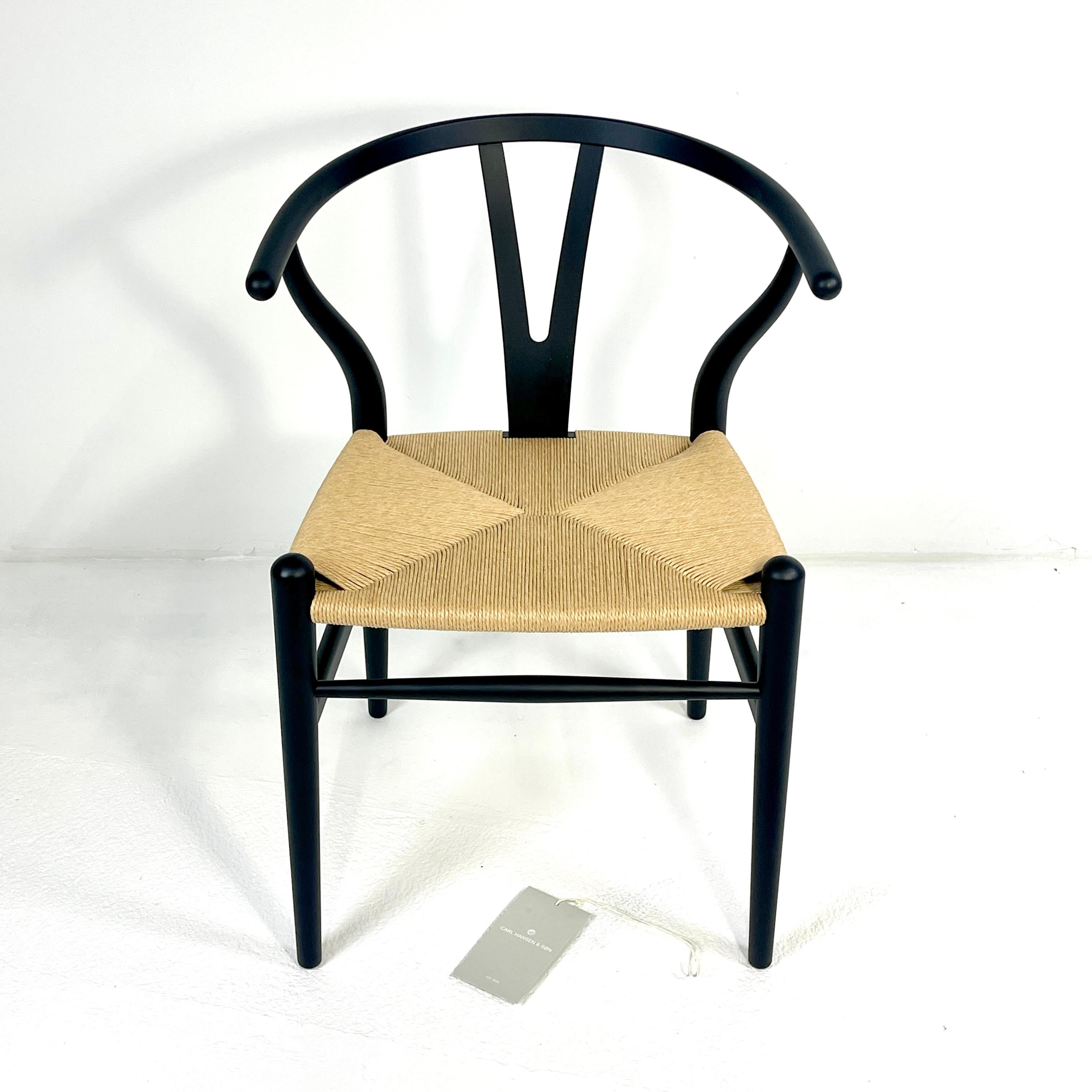 Hans Wegner Carl Hansen Black Wood wishbone Woven Natural Papercord CH24 Chair (Moderne der Mitte des Jahrhunderts) im Angebot