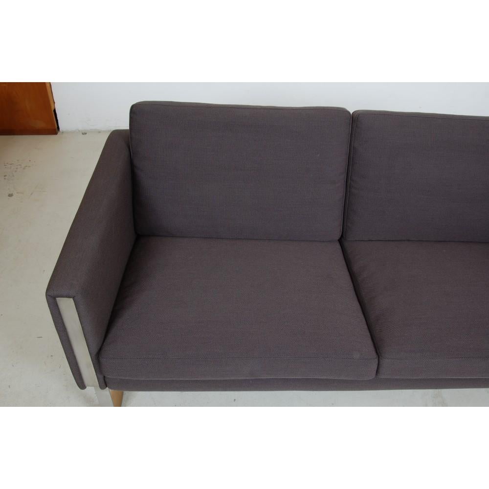 Hans Wegner CH-102 Sofa with Grey Fabric In Good Condition In Herlev, 84
