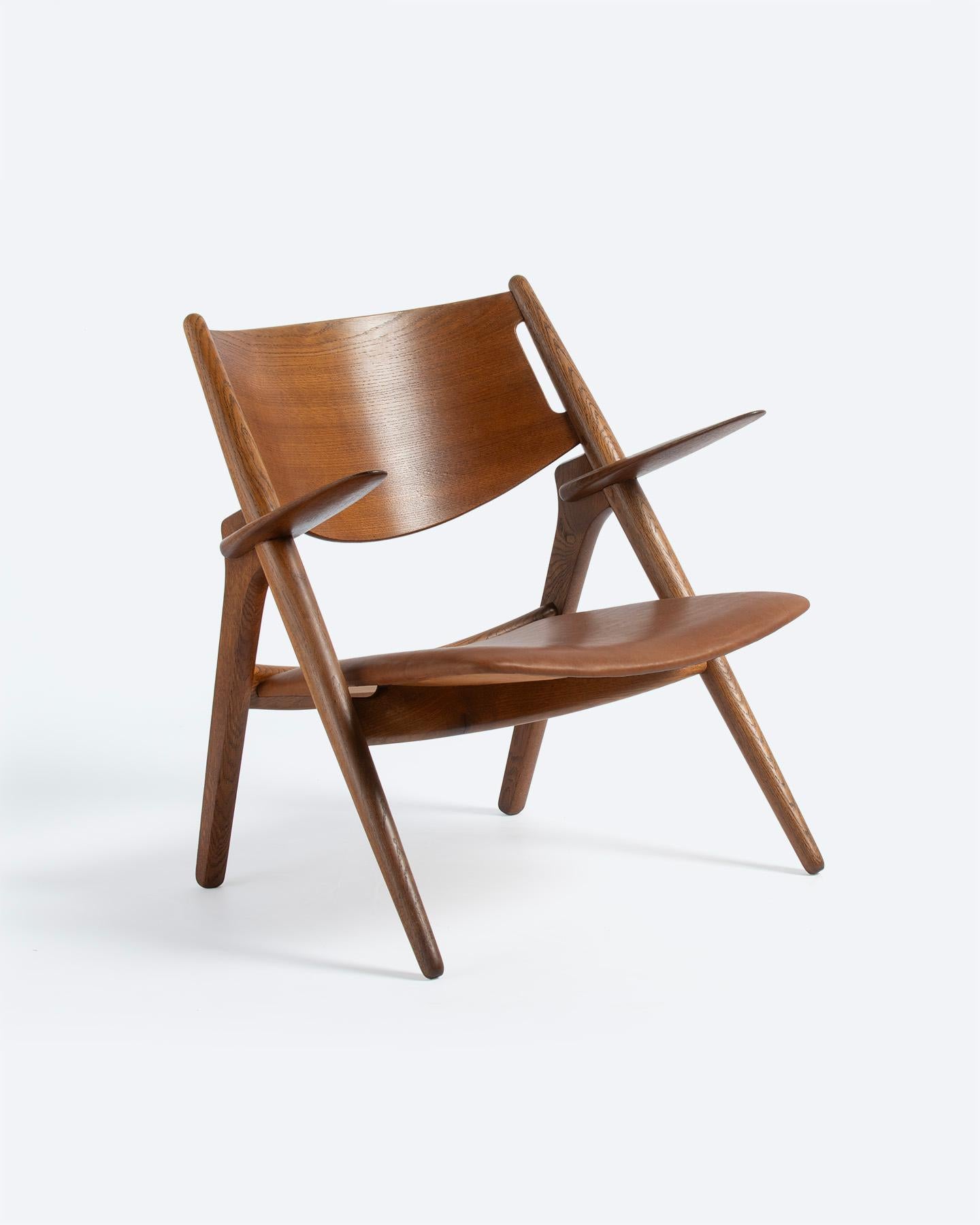Scandinave moderne Hans Wegner CH-28 Chaise Sawbuck en chêne et cuir, 1951 en vente
