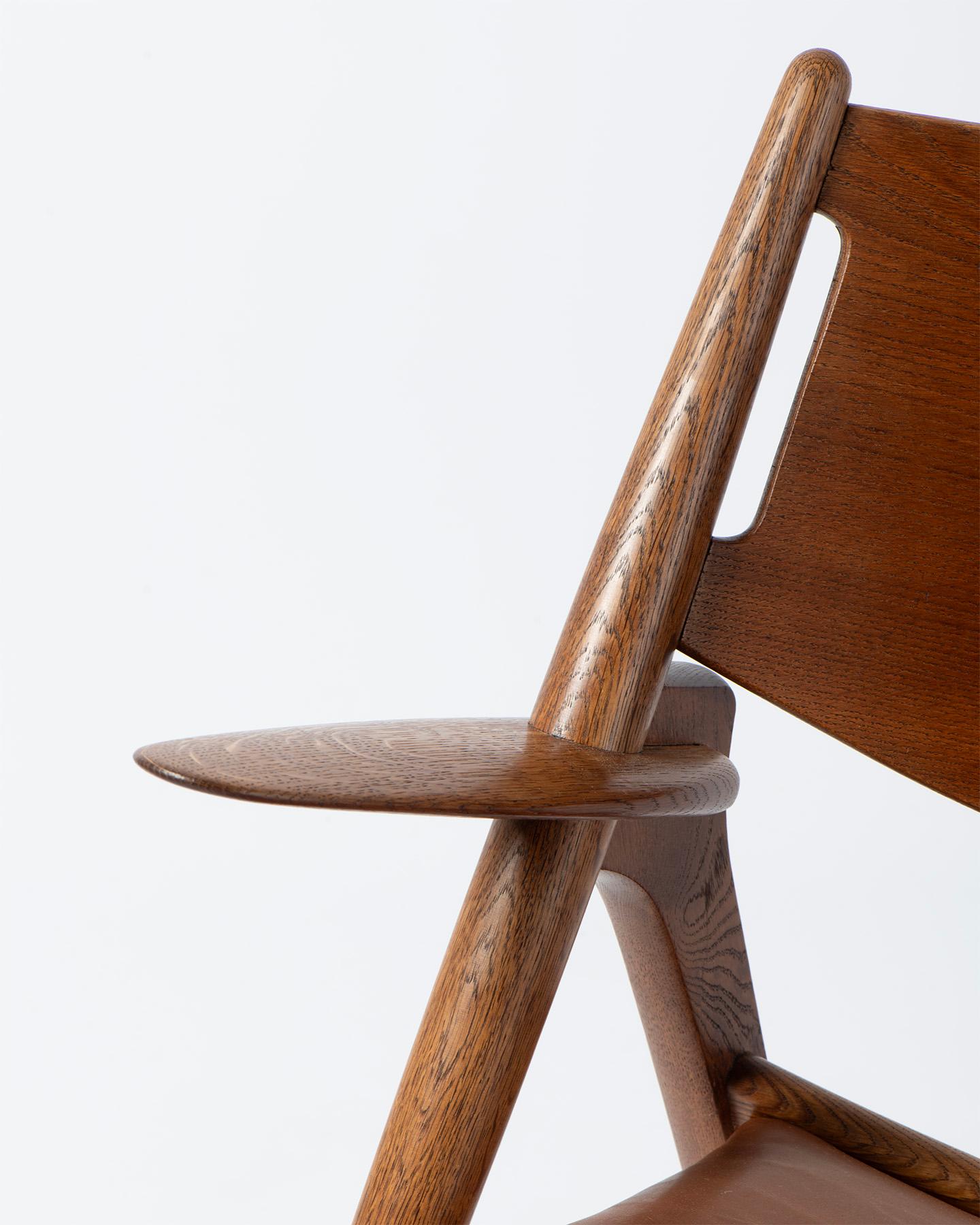 Hans Wegner CH-28 Chaise Sawbuck en chêne et cuir, 1951 Excellent état - En vente à London, England