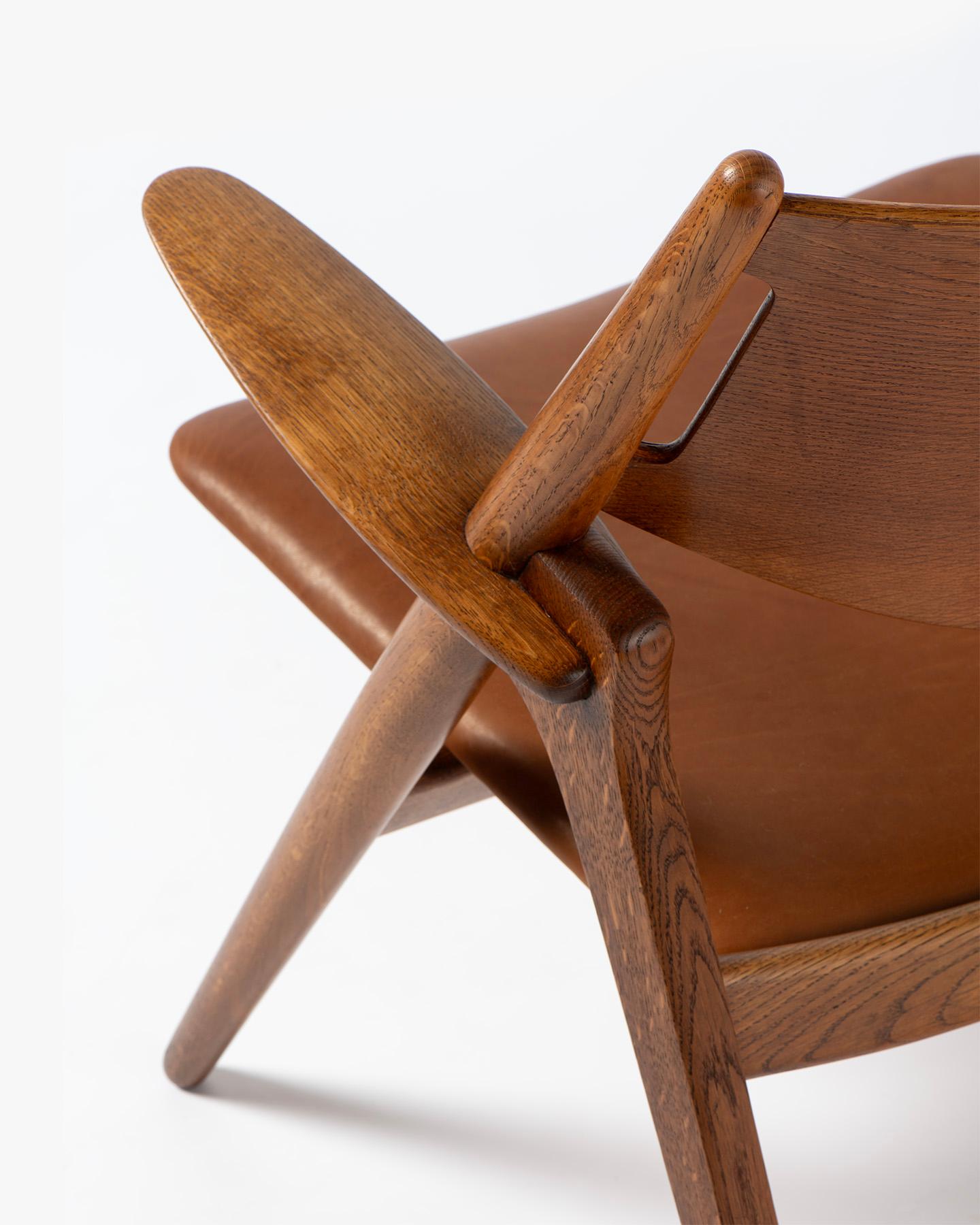 Milieu du XXe siècle Hans Wegner CH-28 Chaise Sawbuck en chêne et cuir, 1951 en vente