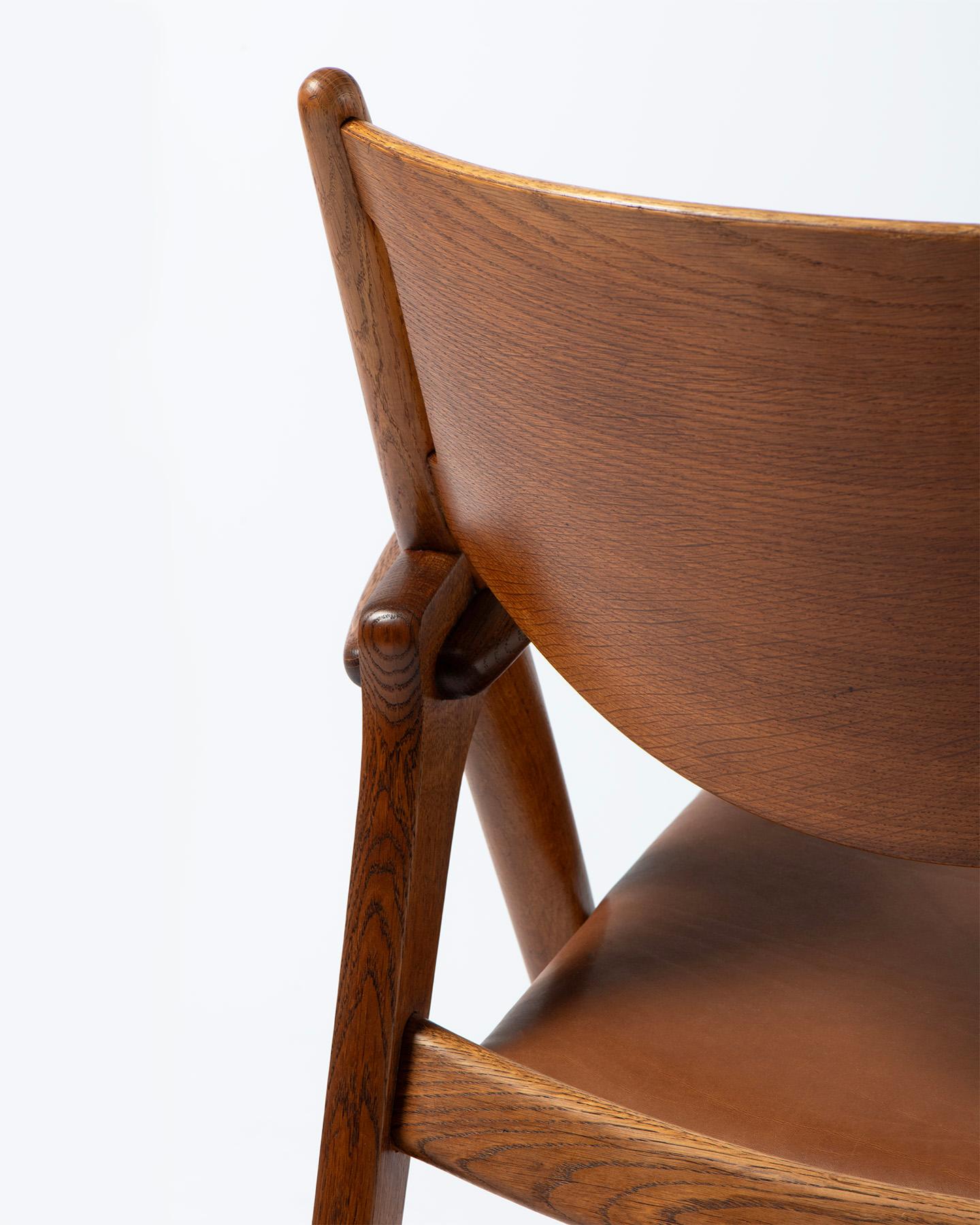 Cuir Hans Wegner CH-28 Chaise Sawbuck en chêne et cuir, 1951 en vente