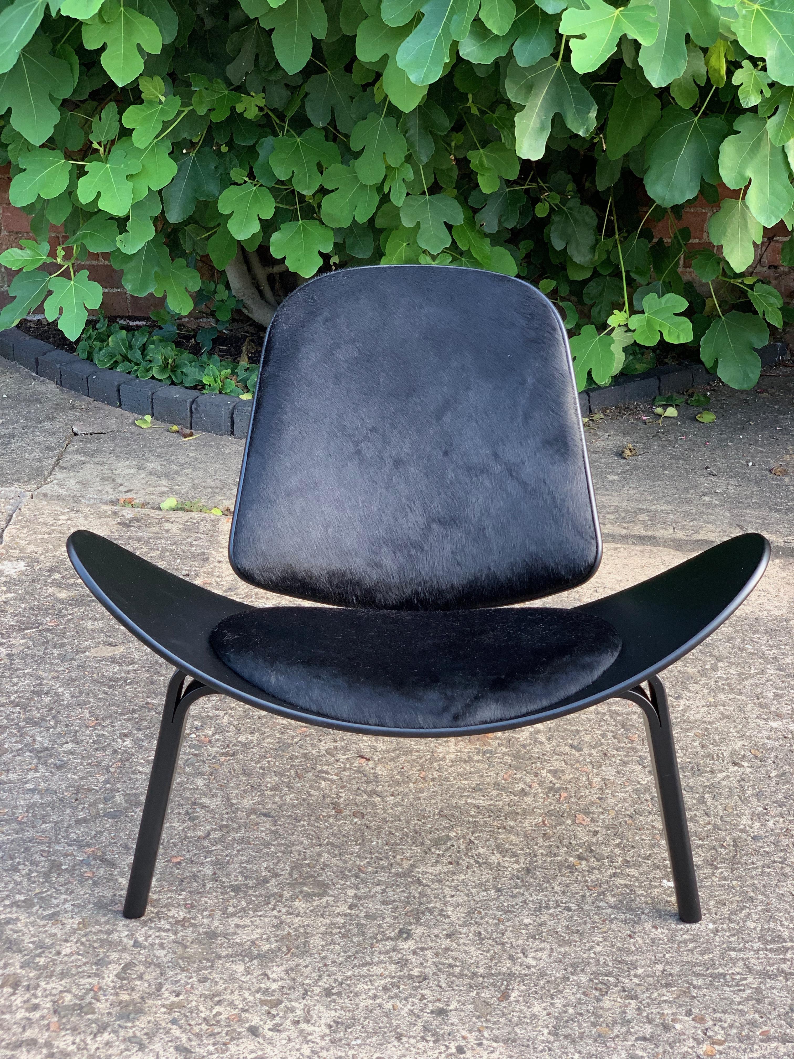 Hans Wegner CH07 shell chair by Carl Hansen & Son, Denmark, circa 1990

Hans Wegner CH07 pony hide and satin black shell chair by Carl Hansen circa 1990, the chair has been completely restored and recovered in black short haired pony hide,