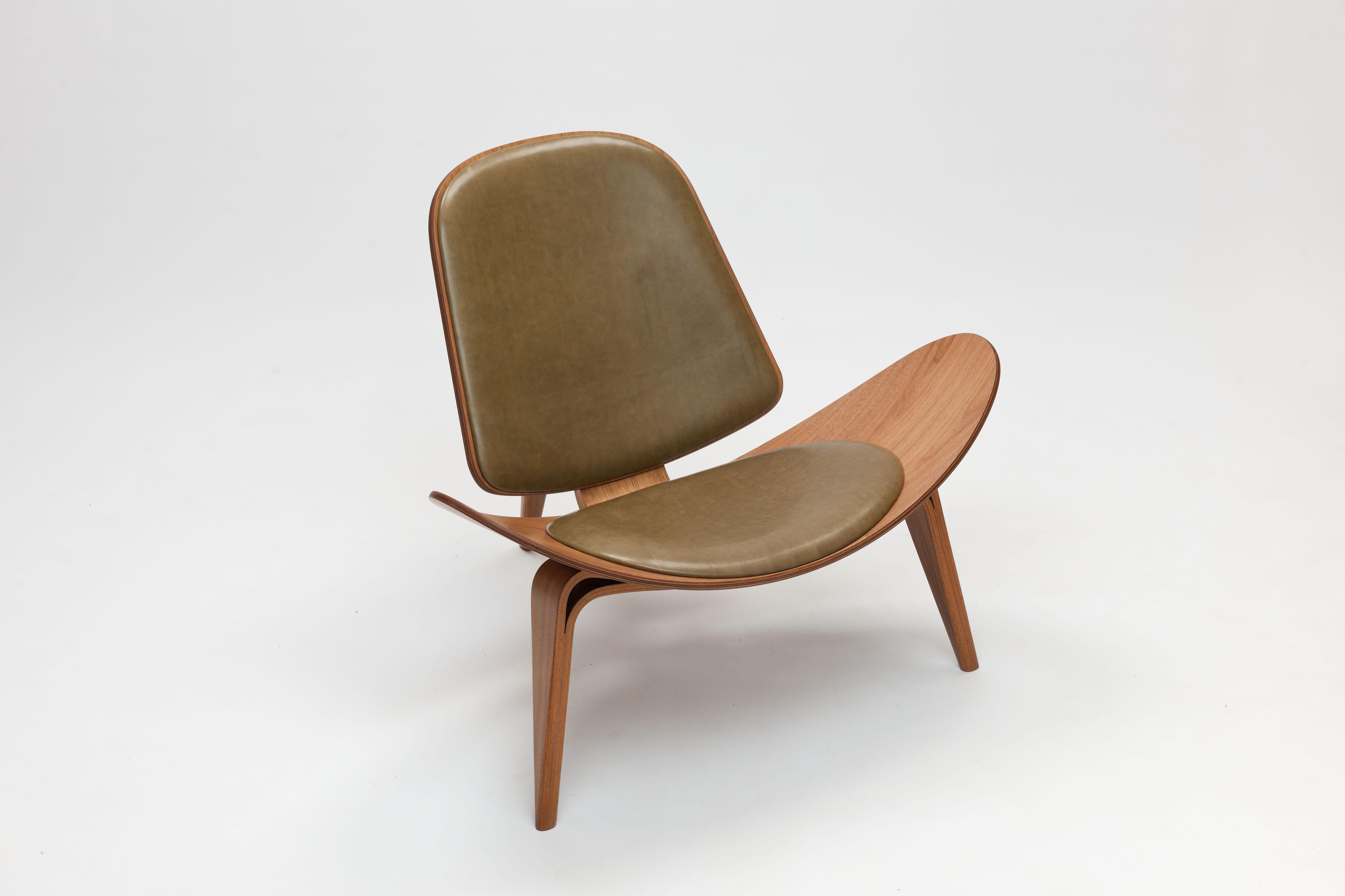 Bespoke green leather and walnut CH07 / Shell Chair by Danish designer Hans Jørgen Wegner for Carl Hansen & Son. This chair is from a recent production and is executed in bespoke leather upholstery in a very beautiful green aniline leather that