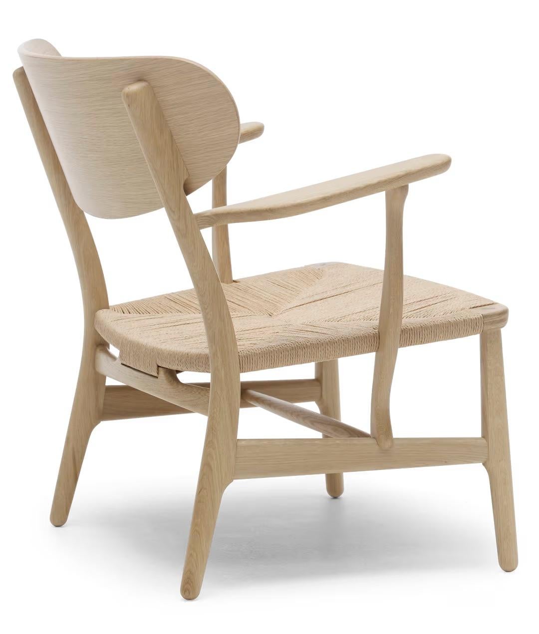 Sedia Hansen 'CH22' in Oak Soap & Natural Papercord per Carl Hansen & Son

La storia del Modernismo Danese inizia nel 1908, quando Carl Hansen aprì il suo primo laboratorio. Il suo impegno per la bellezza, il comfort, la raffinatezza e l'artigianato