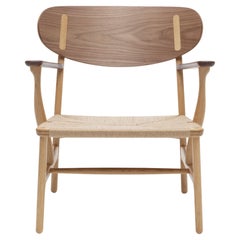 Silla 'CH22' de Hans Wegner en aceite de roble y nogal para Carl Hansen & Son