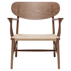 Silla 'CH22' de Hans Wegner en aceite de nogal y cuerda de papel natural para Carl Hansen & Son
