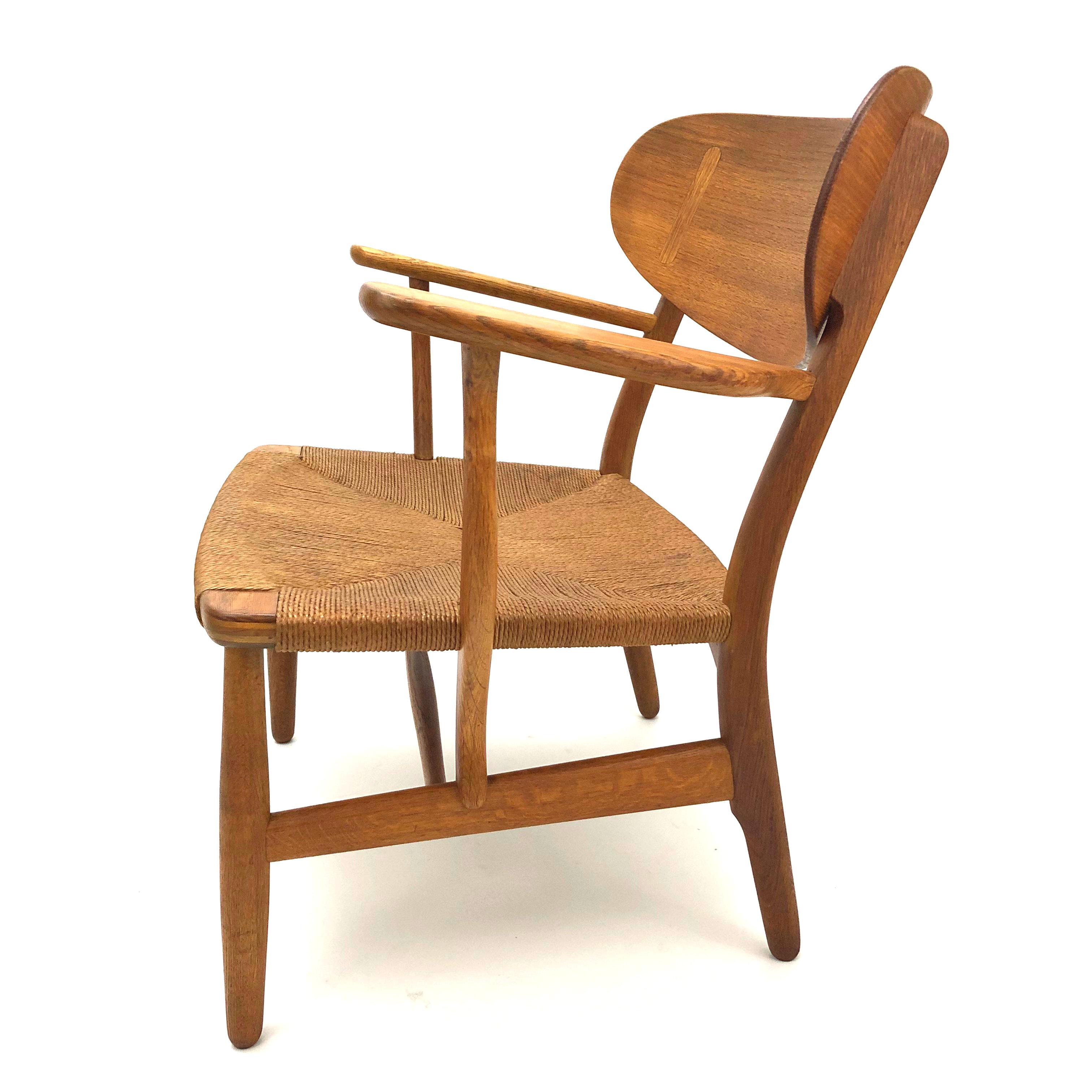 Hans Wegner CH22 Lounge Chair in Teak and Oak In Good Condition In Littleton, CO