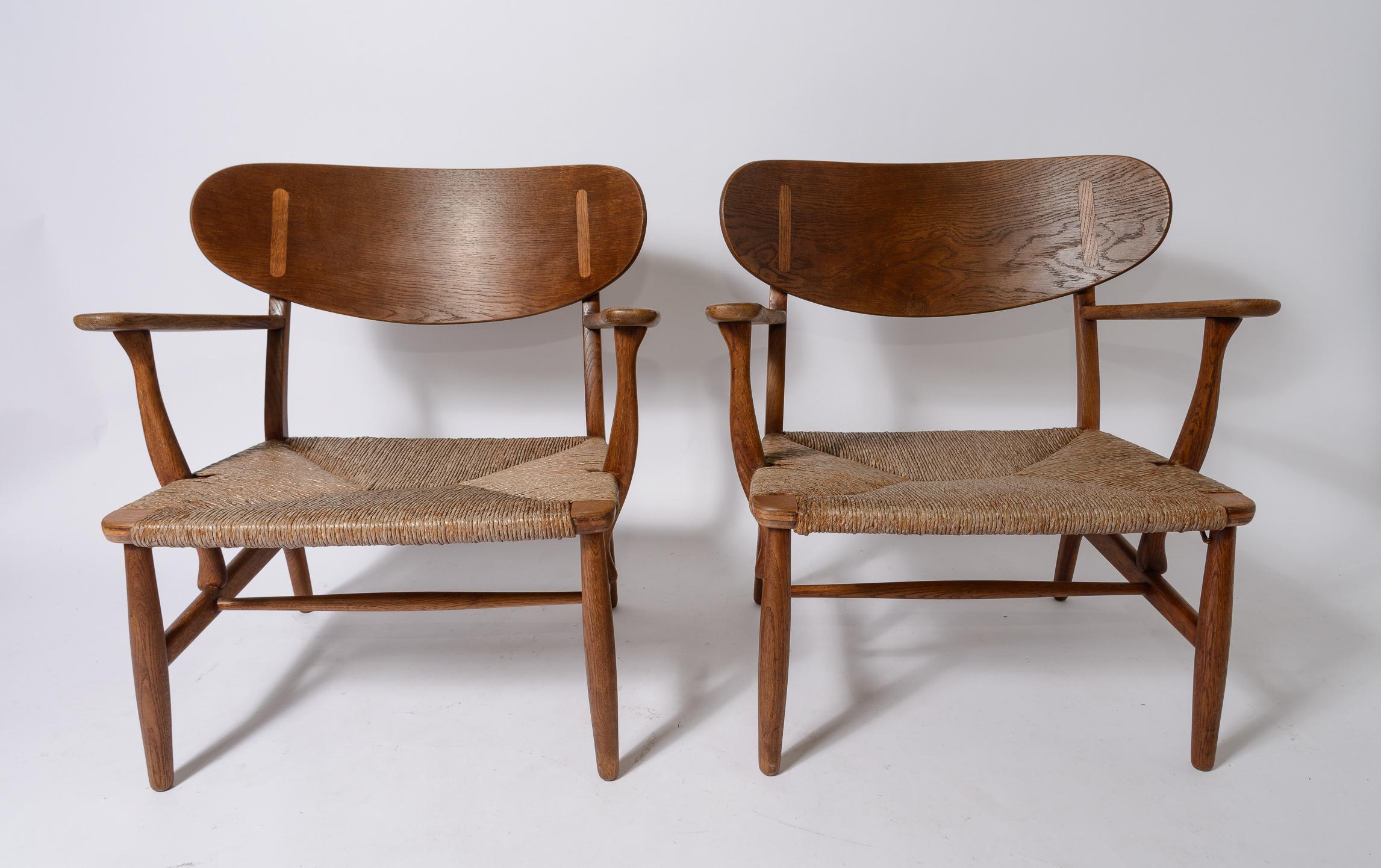Hans Wegner CH-22 Lounge-Stühle
1951 entworfen und hergestellt von Carl Hansen
Original Papier Corde Sitze
Wunderschöne vertikale Spline-Details auf geschwungenen ovalen Rückseiten
Brandzeichen unter dem Arm