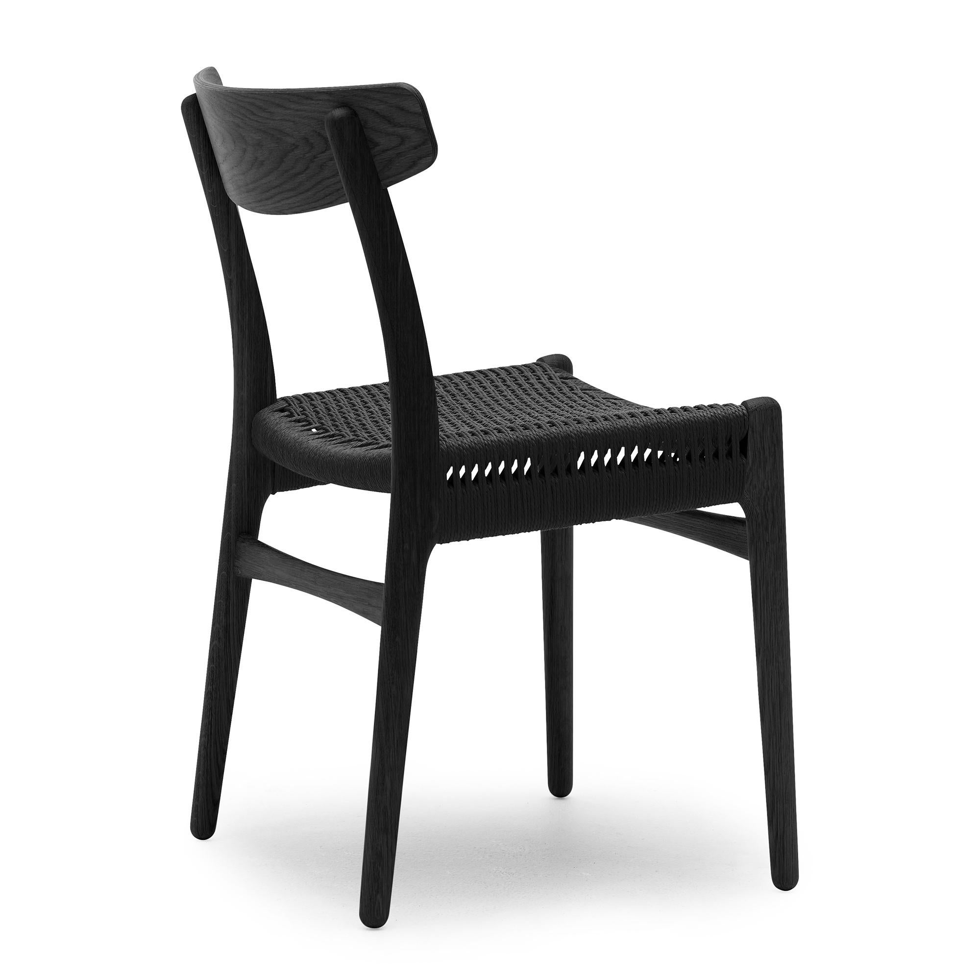 Sedia Hansen 'CH23' in Oak nero e corda di carta nera per Carl Hansen & Son

La storia del Modernismo Danese inizia nel 1908, quando Carl Hansen aprì il suo primo laboratorio. Il suo impegno per la bellezza, il comfort, la raffinatezza e