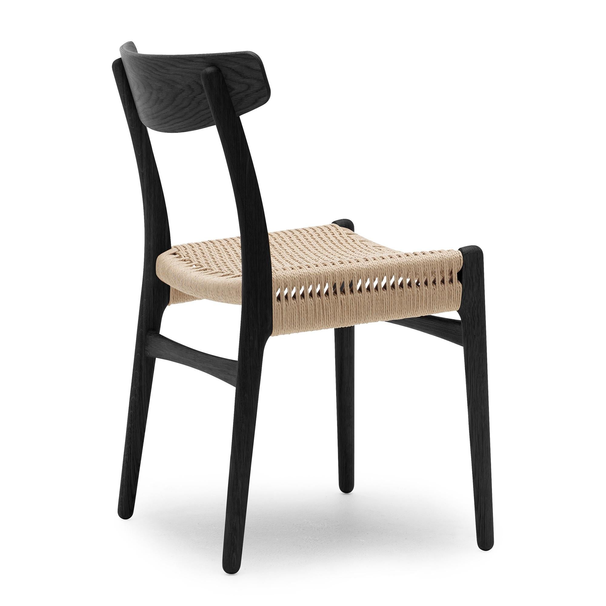 Hans Wegner 'CH23' Stuhl aus schwarzer Eiche und natürlicher Papierkordel für Carl Hansen & Sohn

Die Geschichte der dänischen Moderne beginnt im Jahr 1908, als Carl Hansen seine erste Werkstatt eröffnet. Sein Engagement für Schönheit, Komfort,