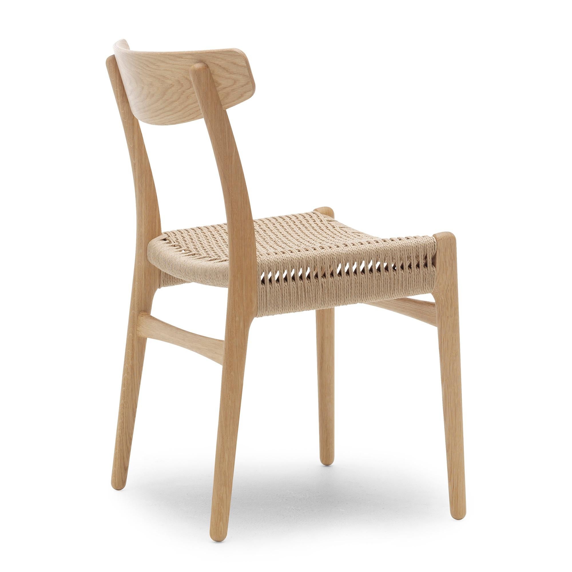 Hans Wegner 'CH23' Stuhl aus Eiche, Öl und natürlicher Papierkordel für Carl Hansen & Sohn

Die Geschichte der dänischen Moderne beginnt im Jahr 1908, als Carl Hansen seine erste Werkstatt eröffnet. Sein Engagement für Schönheit, Komfort, Raffinesse