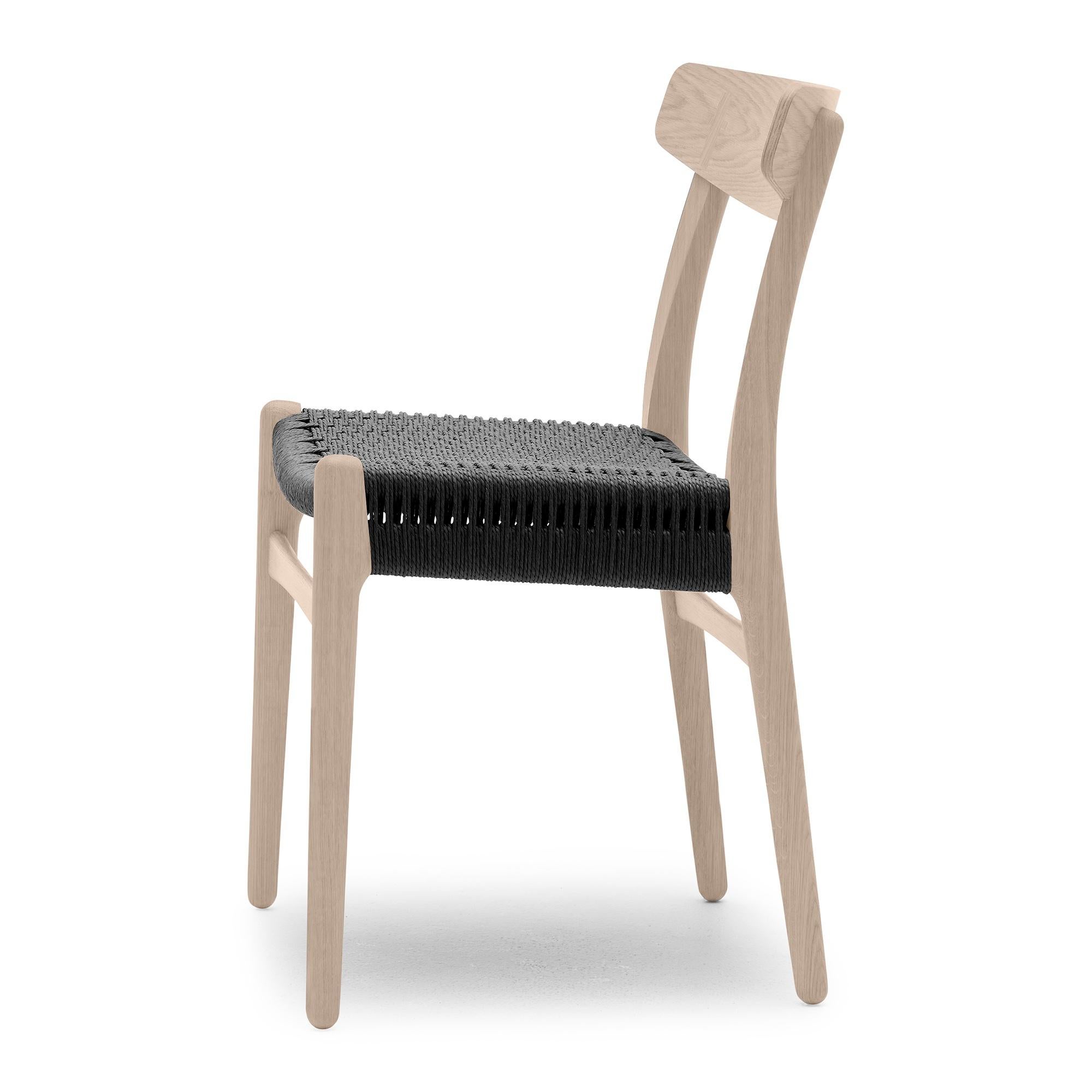 Sedia Hansen 'CH23' in Oak Soap & Black Papercord per Carl Hansen & Son

La storia del Modernismo Danese inizia nel 1908, quando Carl Hansen aprì il suo primo laboratorio. Il suo impegno per la bellezza, il comfort, la raffinatezza e l'artigianato è