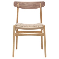Sedia “CH23” di Hans Wegner in noce e rovere oliati per Carl Hansen & Son