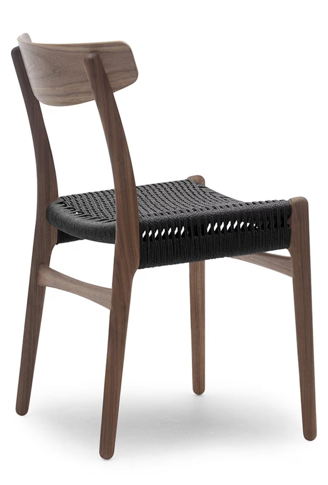 Sedia Hansen 'CH23' in olio di noce e corda di carta nera per Carl Hansen & Son

La storia del Modernismo Danese inizia nel 1908, quando Carl Hansen aprì il suo primo laboratorio. Il suo impegno per la bellezza, il comfort, la raffinatezza e