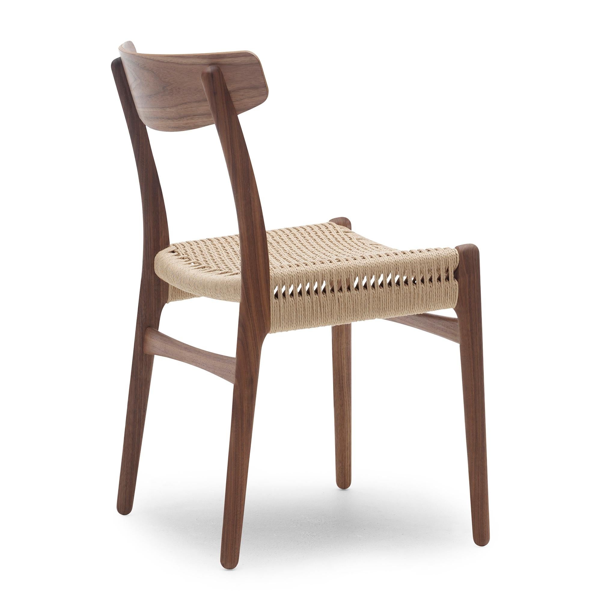 Sedia Hansen 'CH23' in olio di noce e corda di carta naturale per Carl Hansen & Son

La storia del Modernismo Danese inizia nel 1908, quando Carl Hansen aprì il suo primo laboratorio. Il suo impegno per la bellezza, il comfort, la raffinatezza e