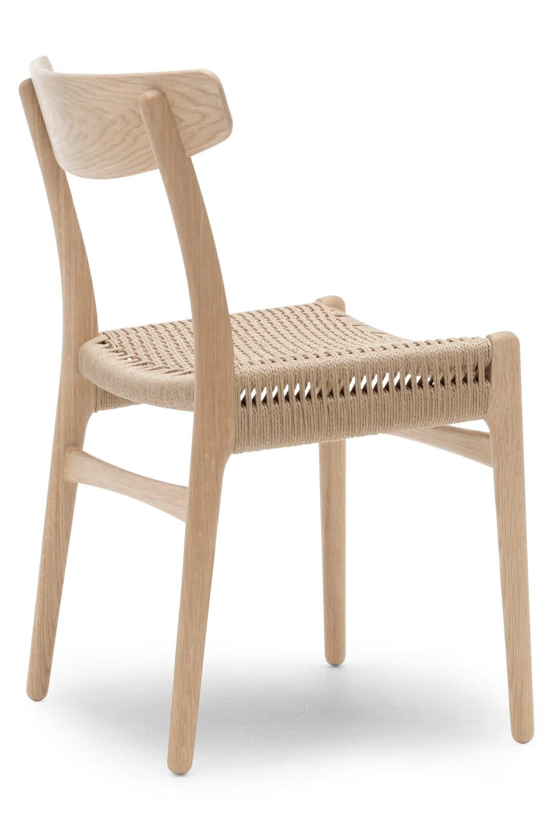 Hans Wegner 'CH23' Stuhl aus Eiche, weißes Öl und natürliches Papierkordel für Carl Hansen & Sohn, Hans Wegner

Die Geschichte der dänischen Moderne beginnt im Jahr 1908, als Carl Hansen seine erste Werkstatt eröffnet. Sein Engagement für Schönheit,