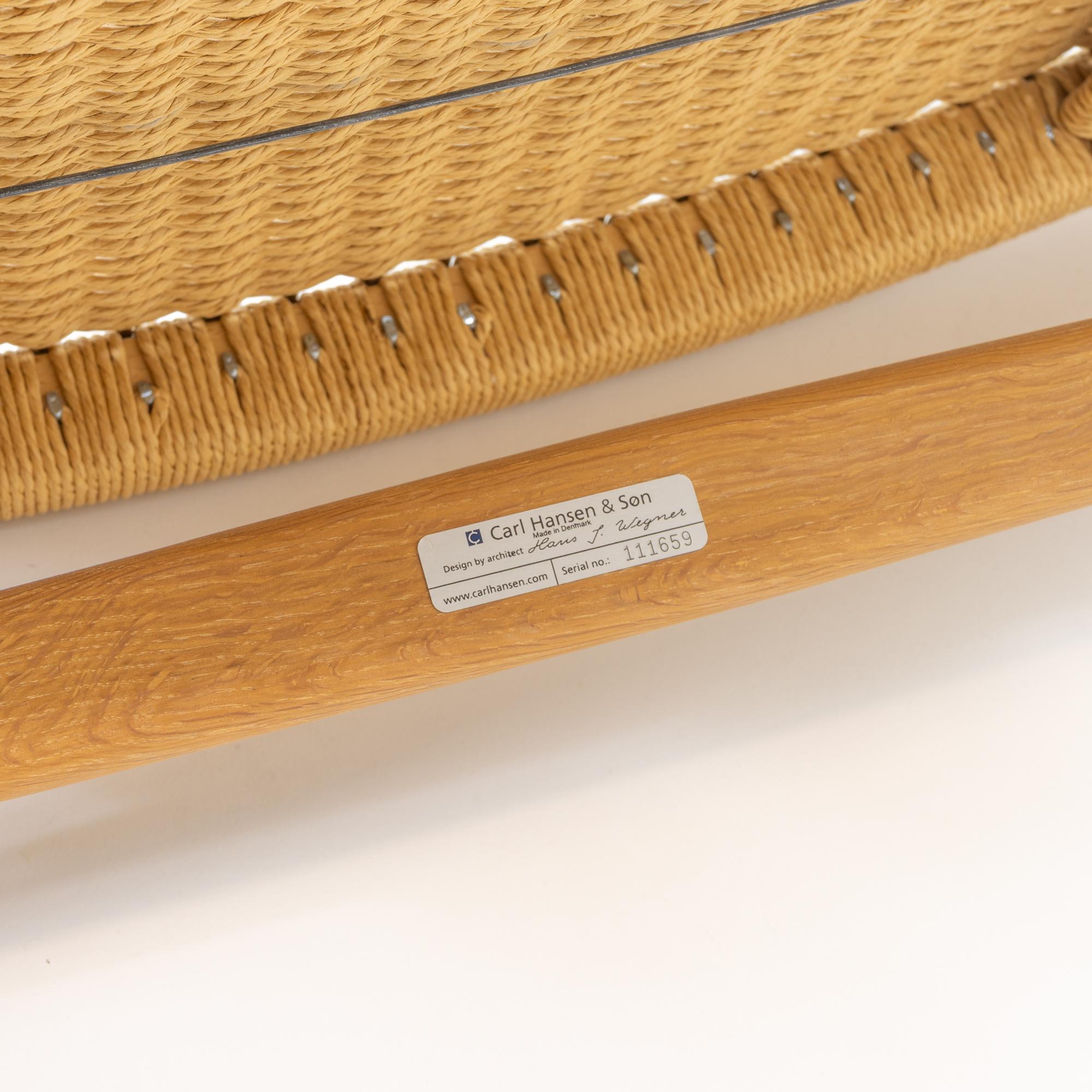 La poltrona CH25 è stata disegnata da Hans J. Wegner nel 1950 per Carl Hansen & Son. È uno dei primi modelli della serie di poltrone lounge di Wegner ed è rimasto in produzione continua dalla sua introduzione.

La struttura è realizzata in legno