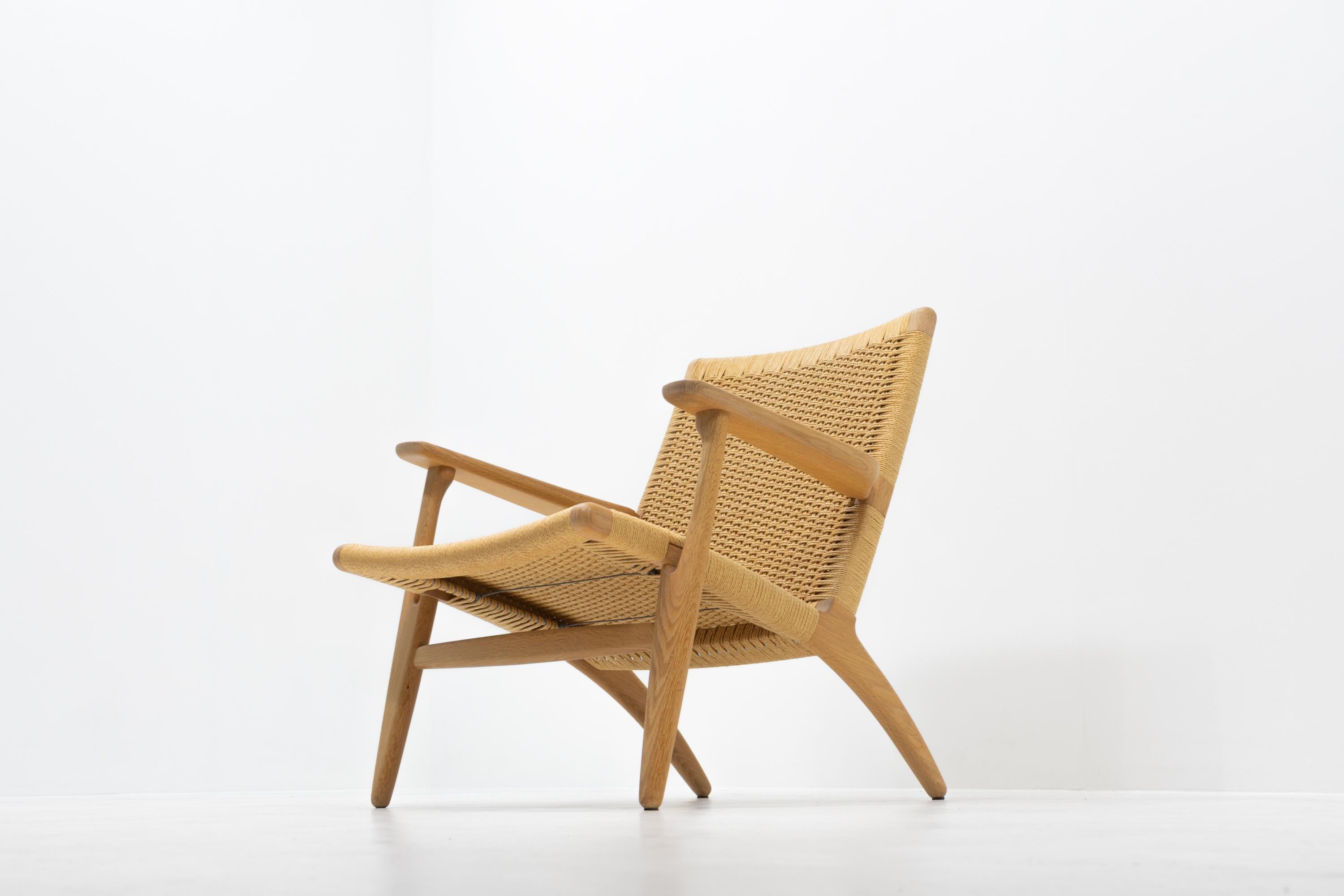 Danese Hans Wegner CH25 Lounge Chair for Carl Hansen in vendita