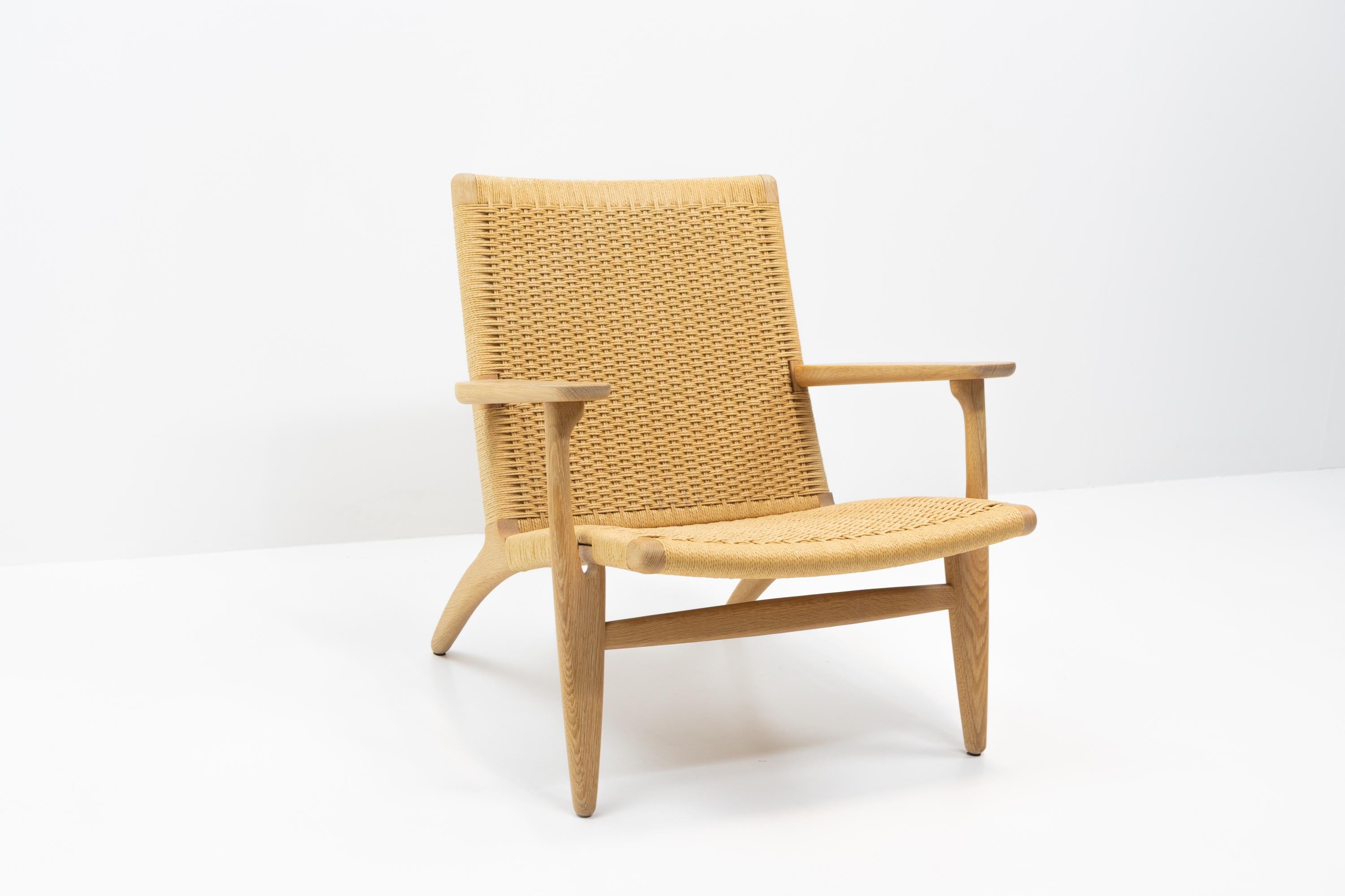 XXI secolo e contemporaneo Hans Wegner CH25 Lounge Chair for Carl Hansen in vendita